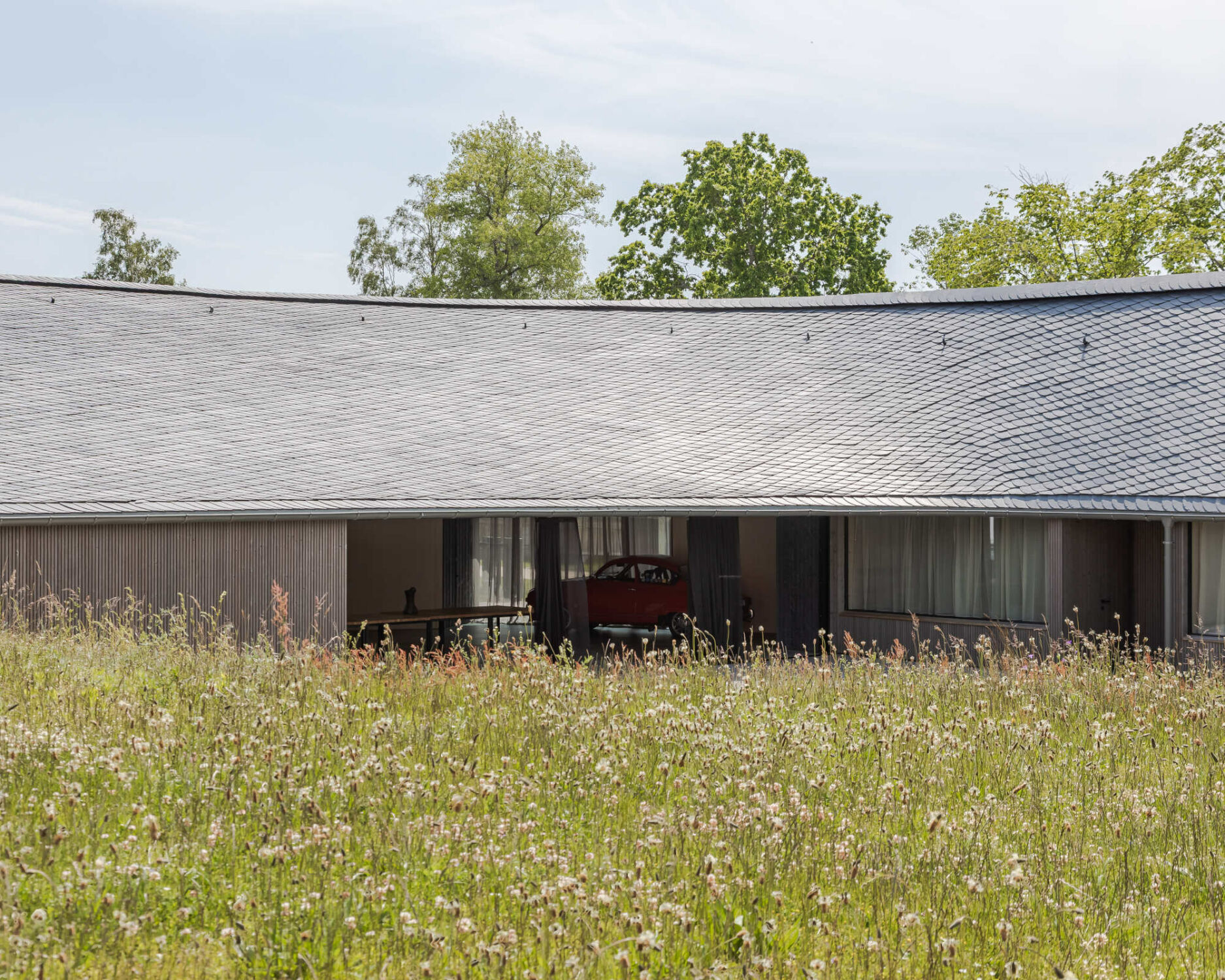 Blick vom Gartenhof auf den Gemeinschaftsbereich (rechts im Bild die Gästezimmer)