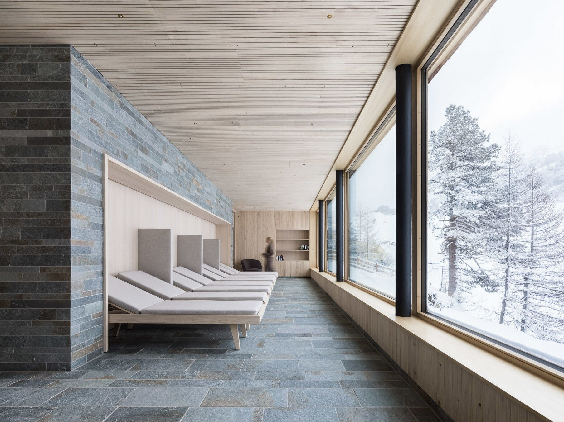 Mit einem schlichten zweigeschossigen Gebäuderiegel erweiterten dunkelschwarz Architekten das Hotel Römerhof.