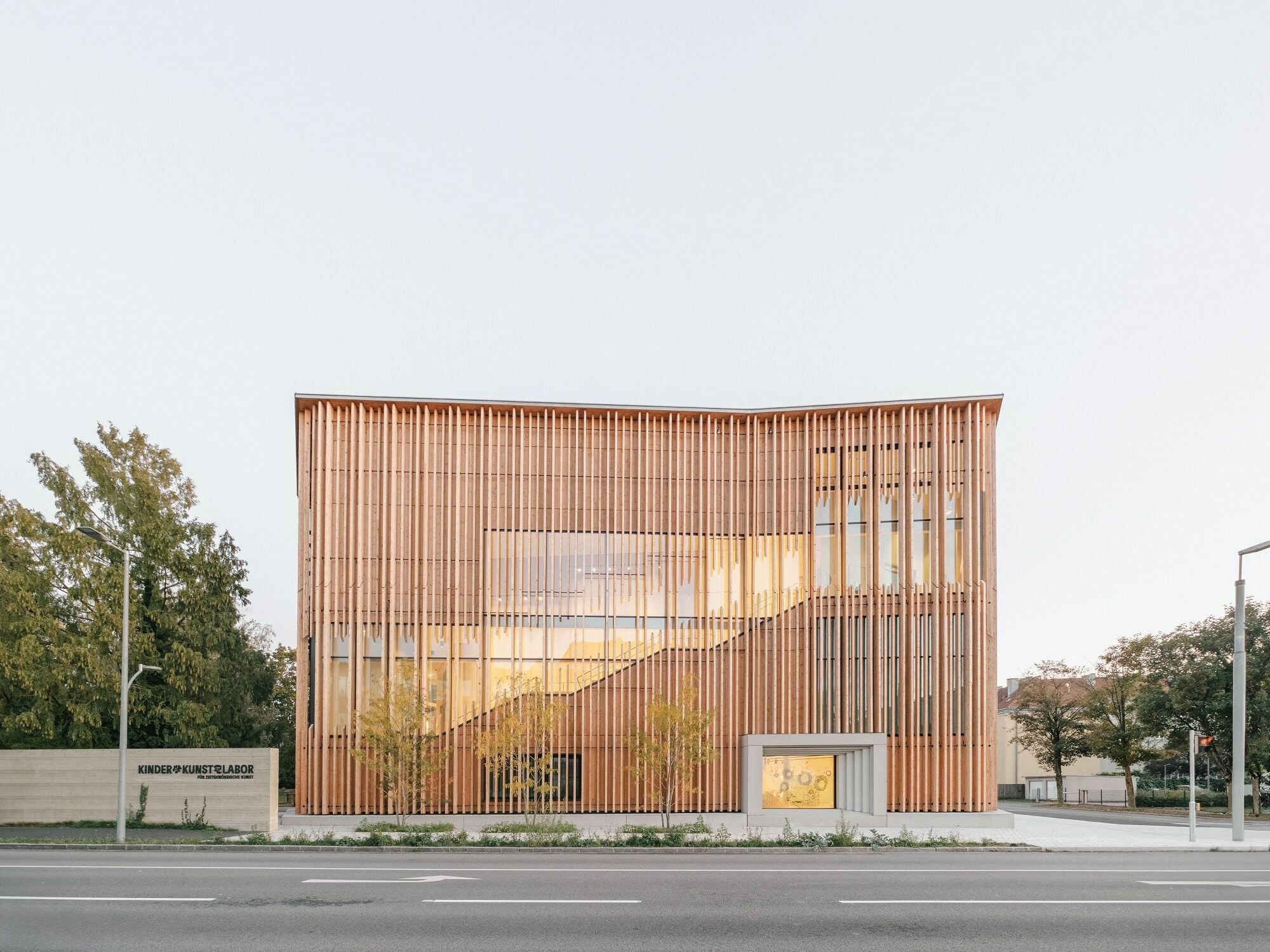 Das KinderKunstLabor befindet sich in zentraler Lage zwischen Innenstadt und Kulturbezirk, am Rand des Altoonaparks in St. Pölten.