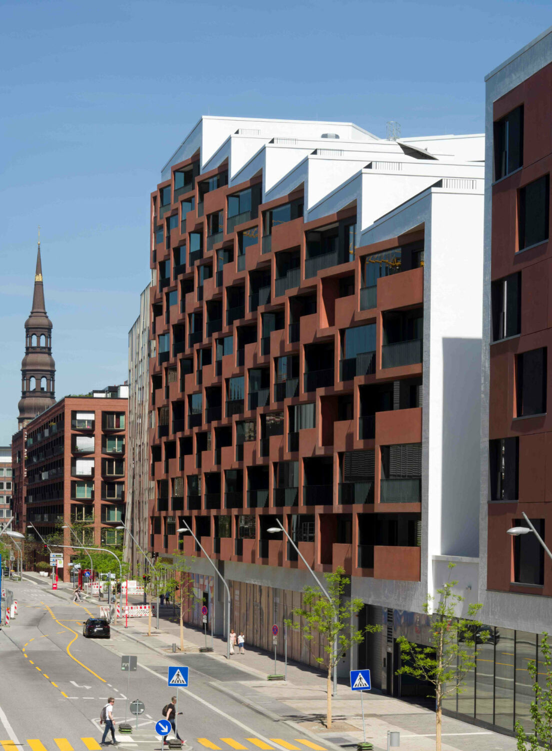 Der Neubau steht auf einer Konversionsfläche an der Ecke San-Francisco-Straße und Überseallee im Überseequartier.