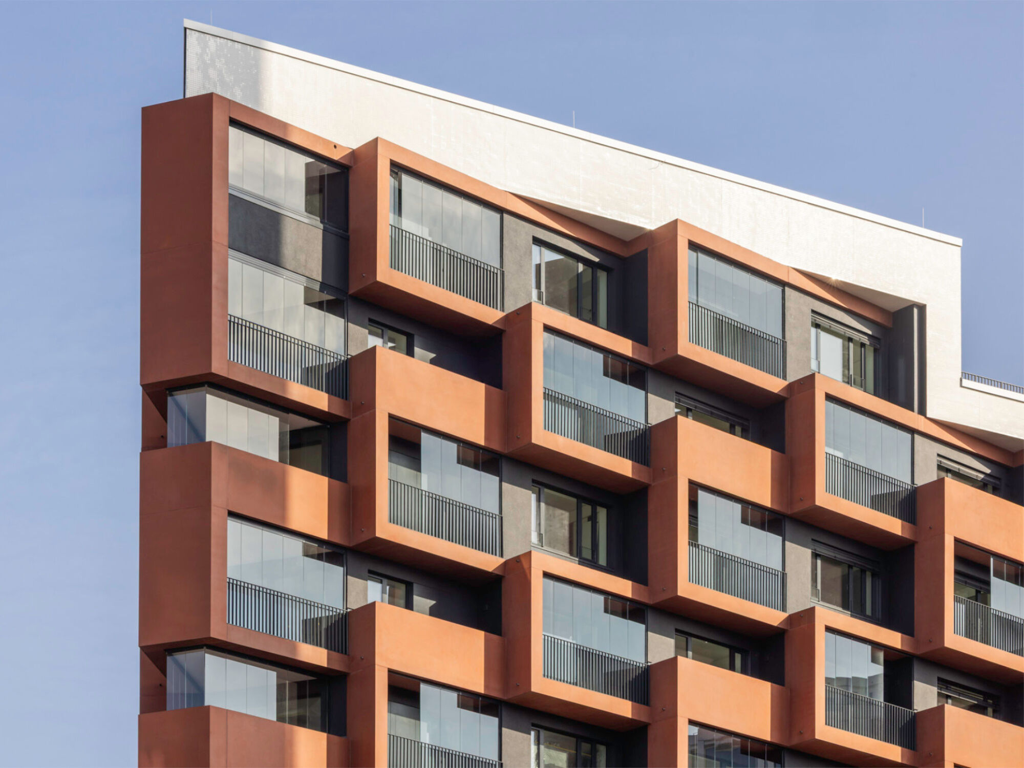 Die Planenden von Carsten Roth Architekt haben mit Elevendecks einen neuen Wohnkomplex in der Hamburger Hafencity realisiert. 