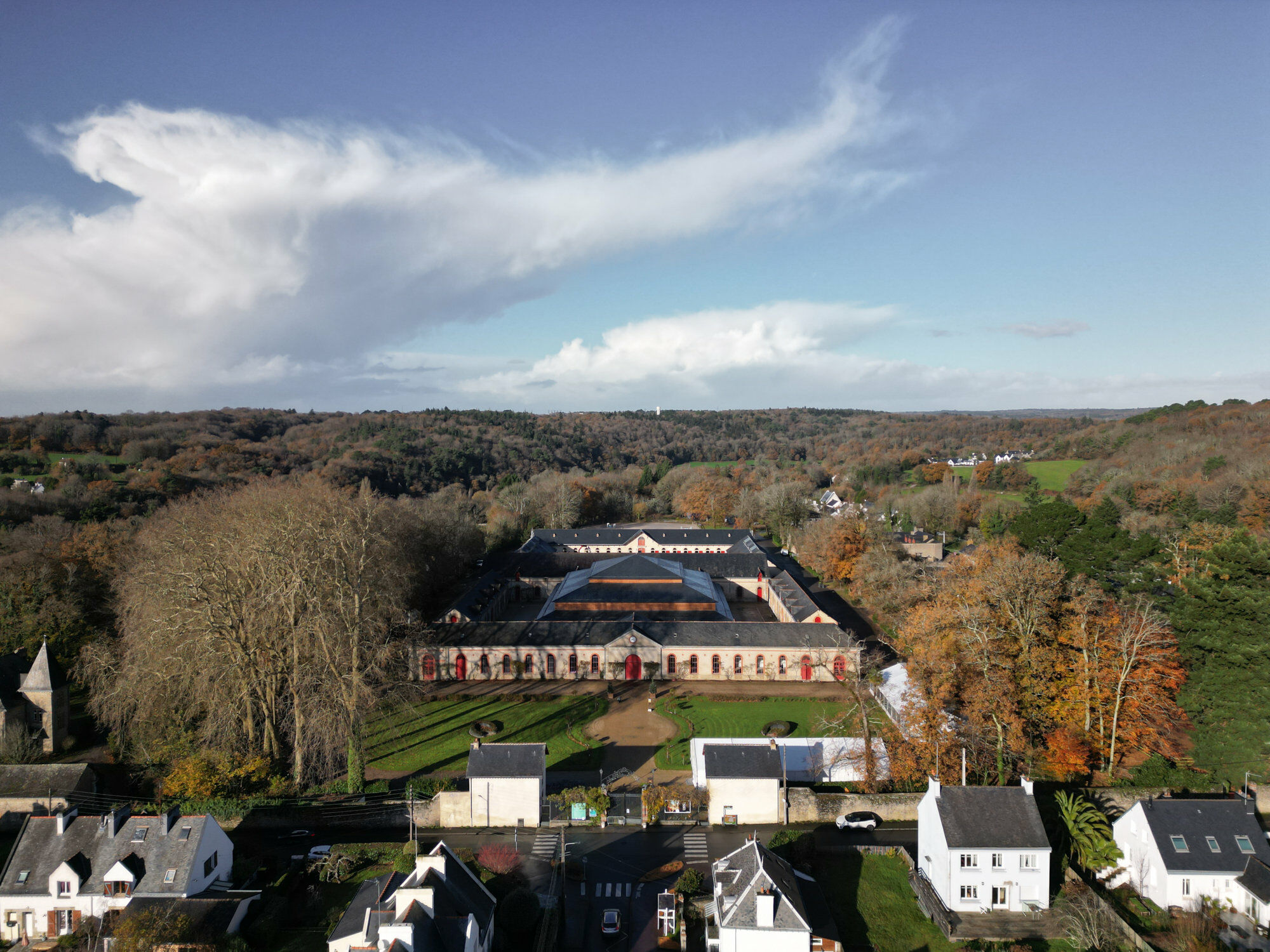 Die Anlage Haras National d’Hennebont ist in die schöne bretonische Landschaft eingebunden.