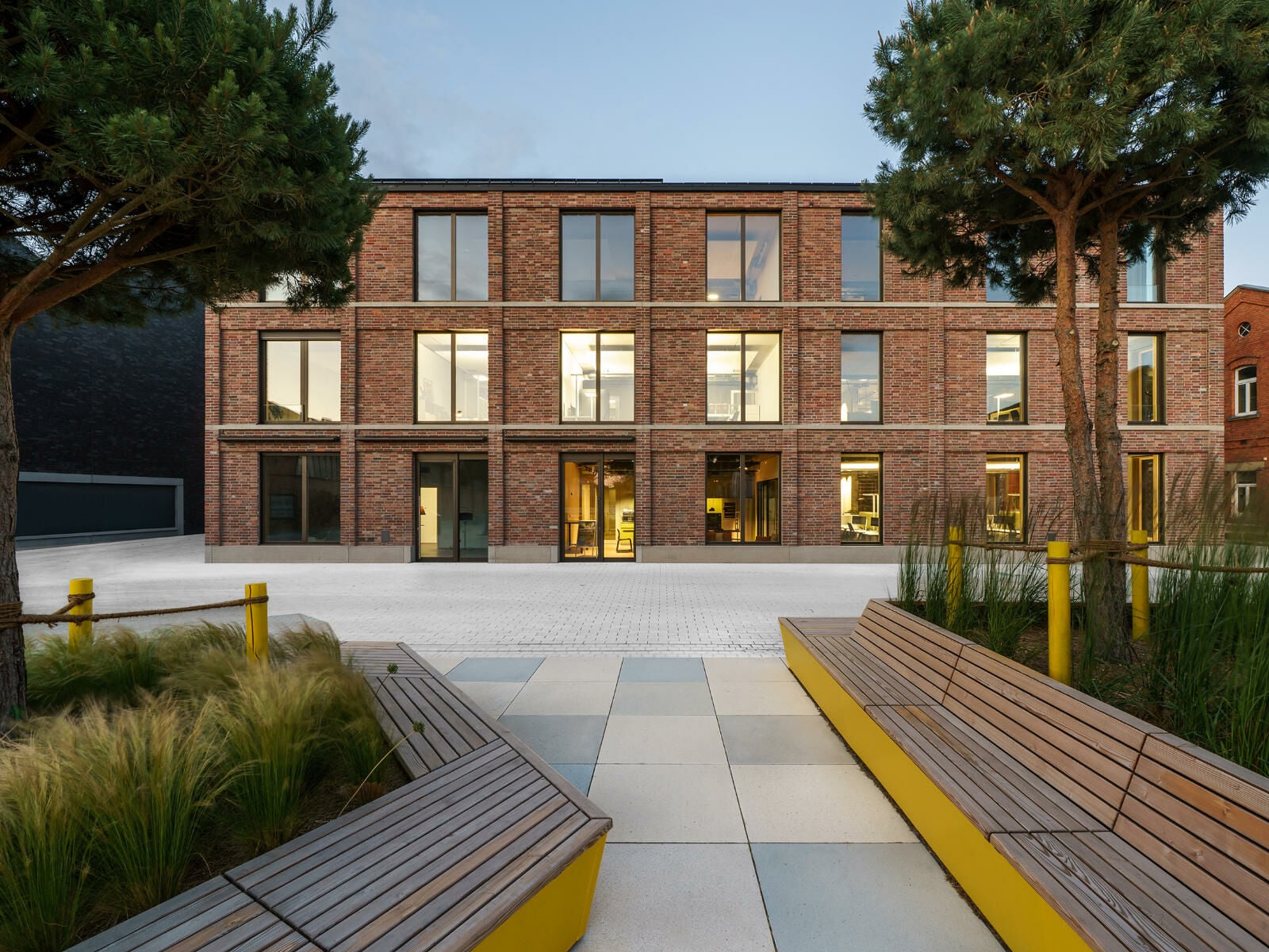 Das Bürogebäude RESI in Bamberg (Hehnpohl Architektur BDA) kommt gänzlich ohne klassische Heizung und Kühlung aus.
