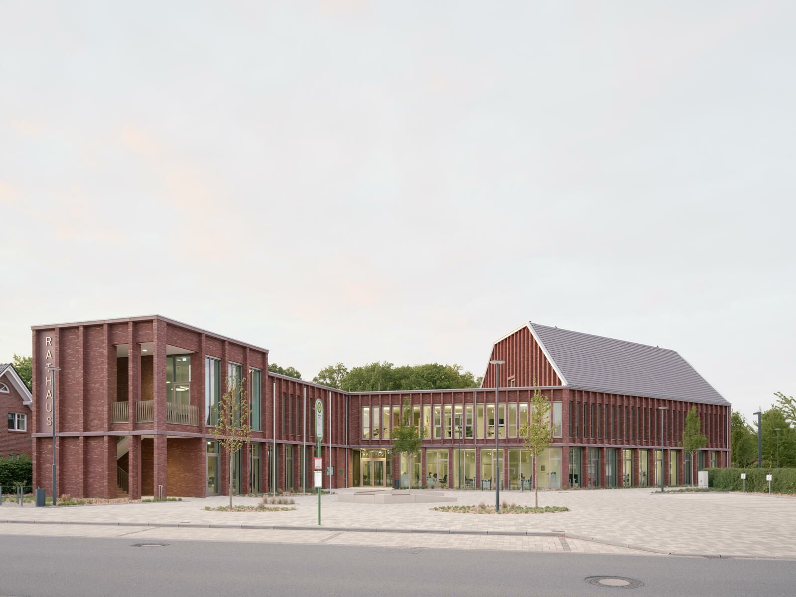 Ein höherer Kopfbau im Südwesten markiert den Auftakt des Gebäudes, während eine großzügige Loggia im Obergeschoss den Blick gen Südosten zum historischen Dorfkern und zur neugotischen Hallenkirche St. Johannes Baptist öffnet. 