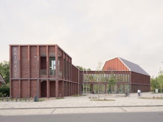Der Rathaus-Neubau setzt einen neuen städtebaulichen Akzent, indem er einen neuen Gemeindeplatz mit klarer räumlicher Fassung zur Kirchstraße etabliert.