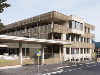 Zwischen 2022 und 2025 wurde die Volksschule in Adnet nach Plänen von huber und theissl architekten erweitert.