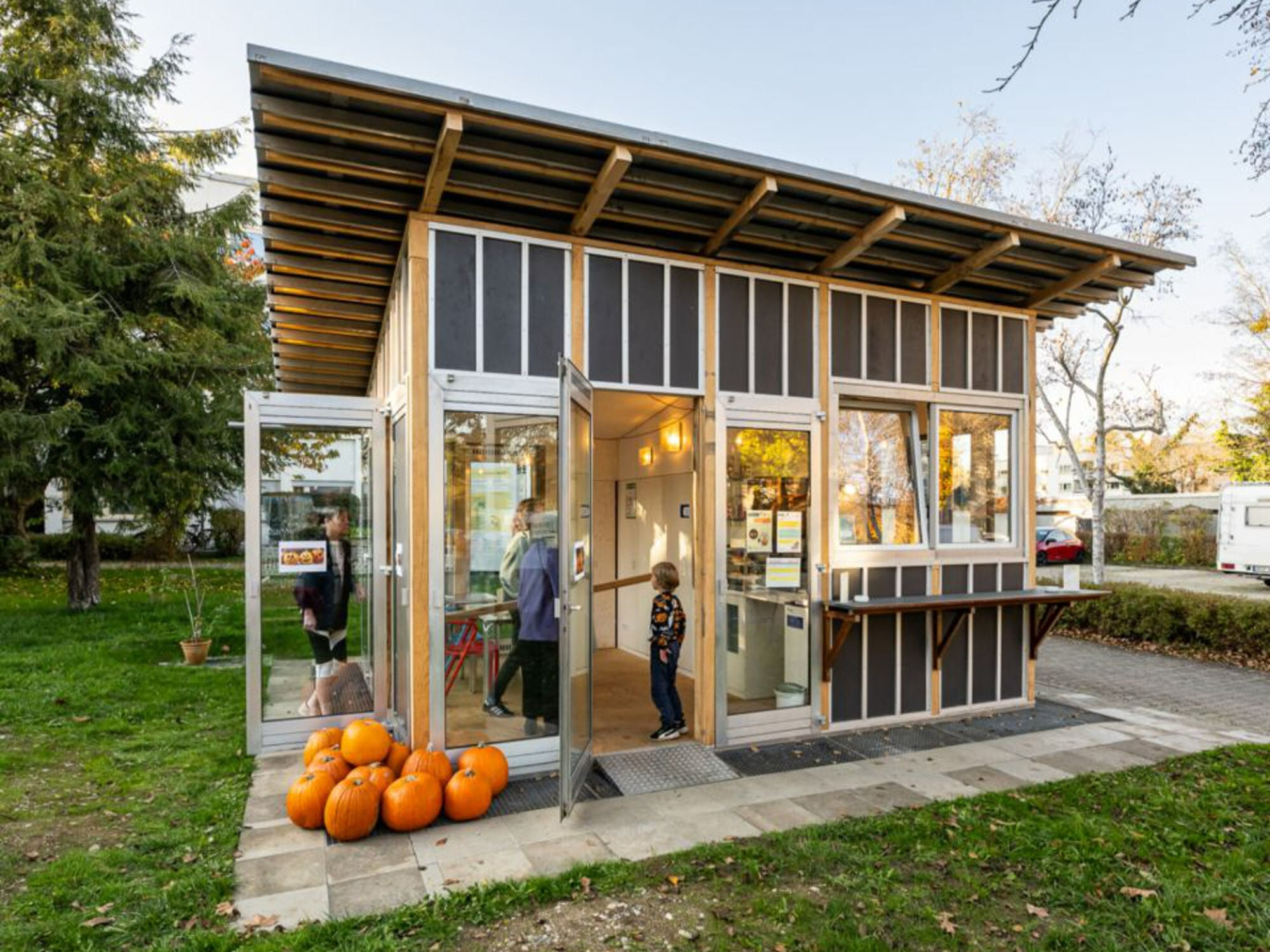Förster Kurz Architekten und Stadtplaner schufen gemeinsam mit dem Kollektiv Belwerk und der Zimmerei Plan B ein Quartierszentrum aus lokal gewonnenen, wiederverwendeten Bauteilen.