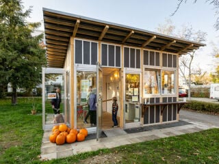 Förster Kurz Architekten und Stadtplaner schufen gemeinsam mit dem Kollektiv Belwerk und der Zimmerei Plan B ein Quartierszentrum aus lokal gewonnenen, wiederverwendeten Bauteilen.