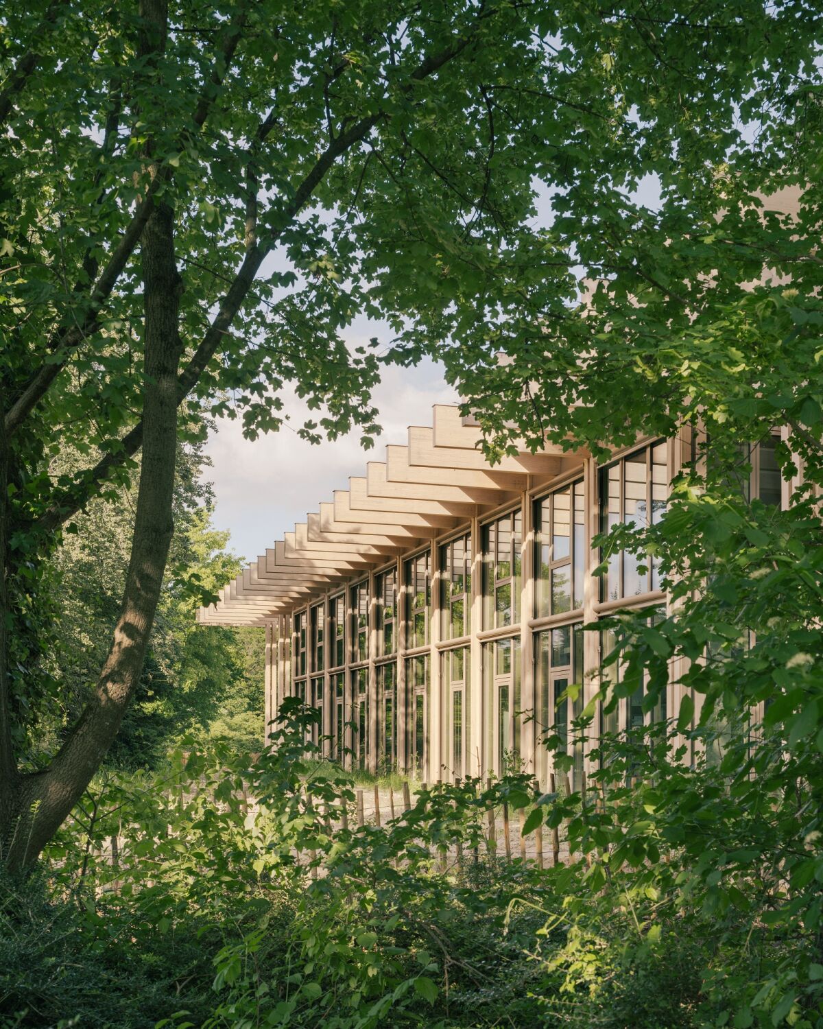 Das rund 3.000 m² große Gebäude liegt in einem bewaldeten Bereich des "Parc de la Villette".