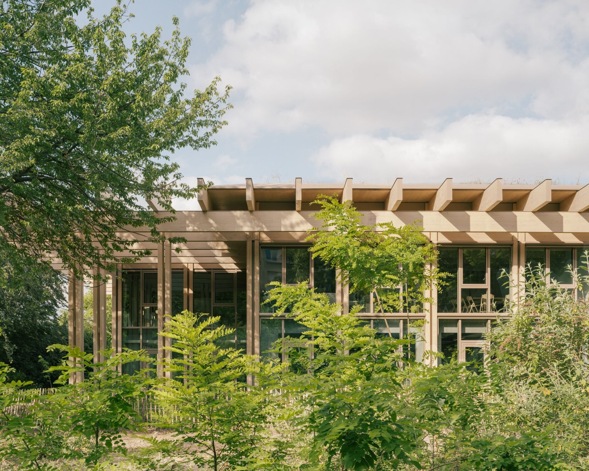Die Architektur ist bestimmt durch ein Raster aus Holzstützen und -trägern.