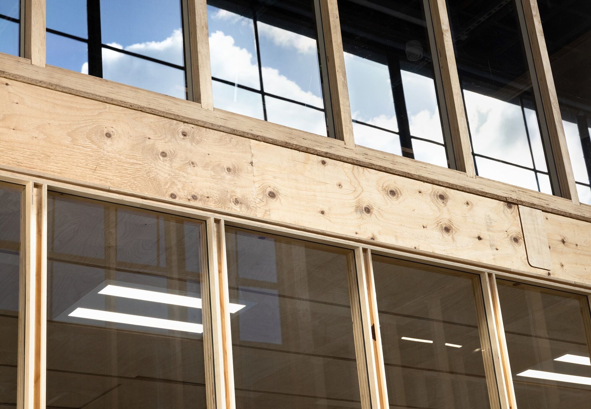 Die industriell gefertigten Holzprodukte lassen sich dort einsetzen, wo hohe Tragfähigkeit, Präzision und große Spannweiten gefragt sind.