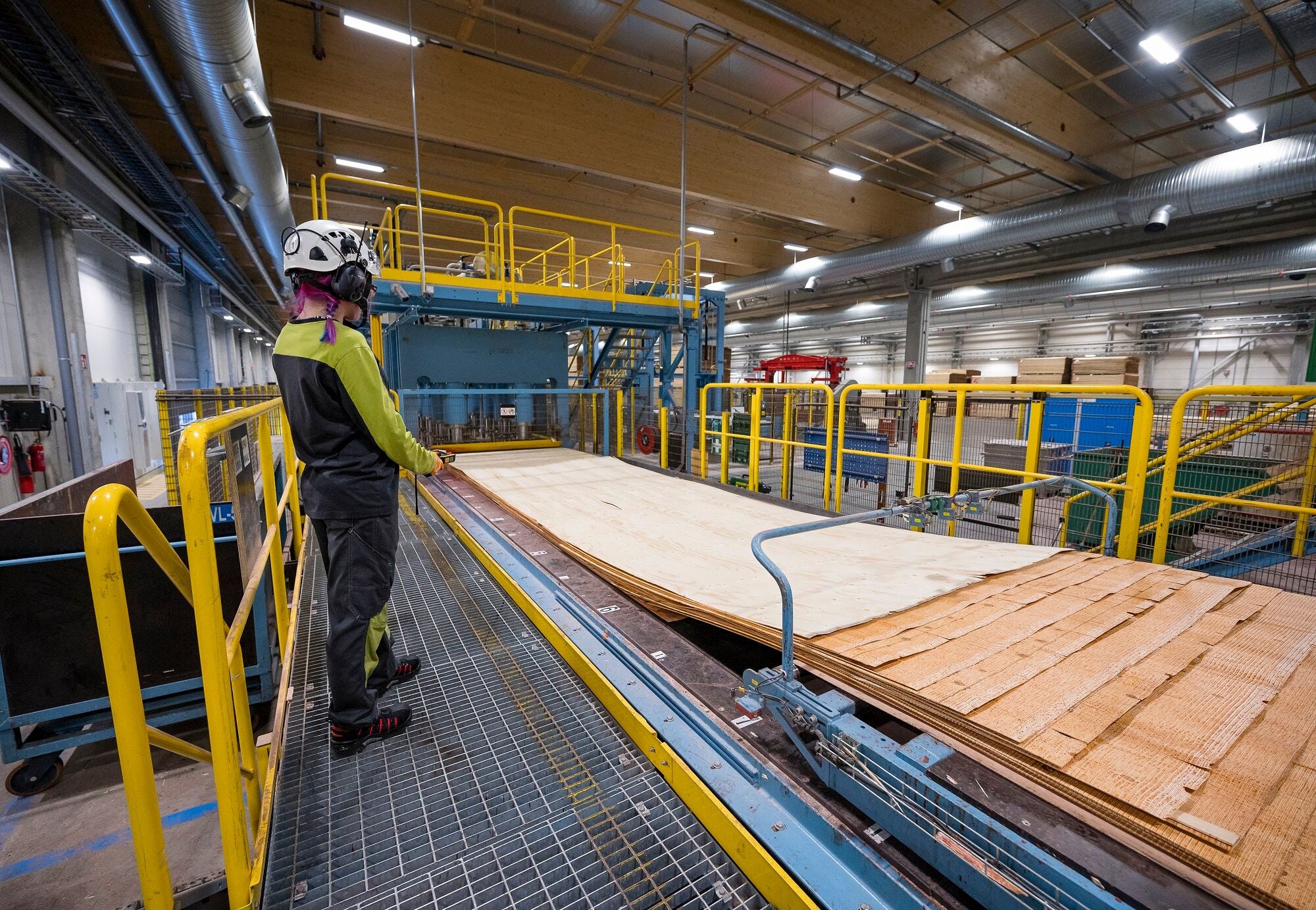 Beim Schälen wird der gesamte Stamm zu dünnen Furnieren verarbeitet. 