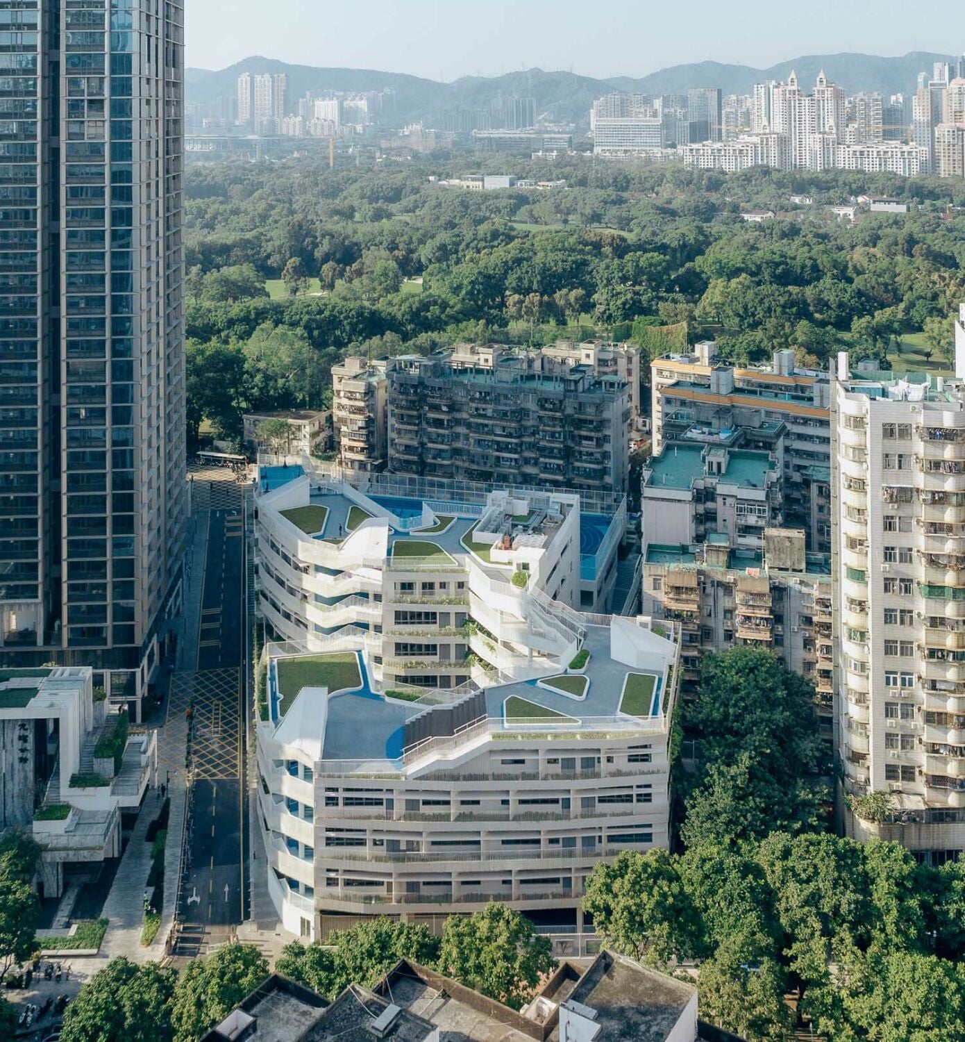 Blick von Süden auf die Grundschule und den benachbarten Stadtpark