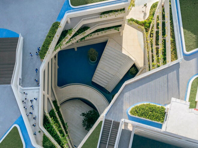 People's Architecture Office entwarf die 2025 fertiggestellte Wuzhou Elementary School im chinesischen Shenzehn als erlebnisreiche Lernlandschaft.
