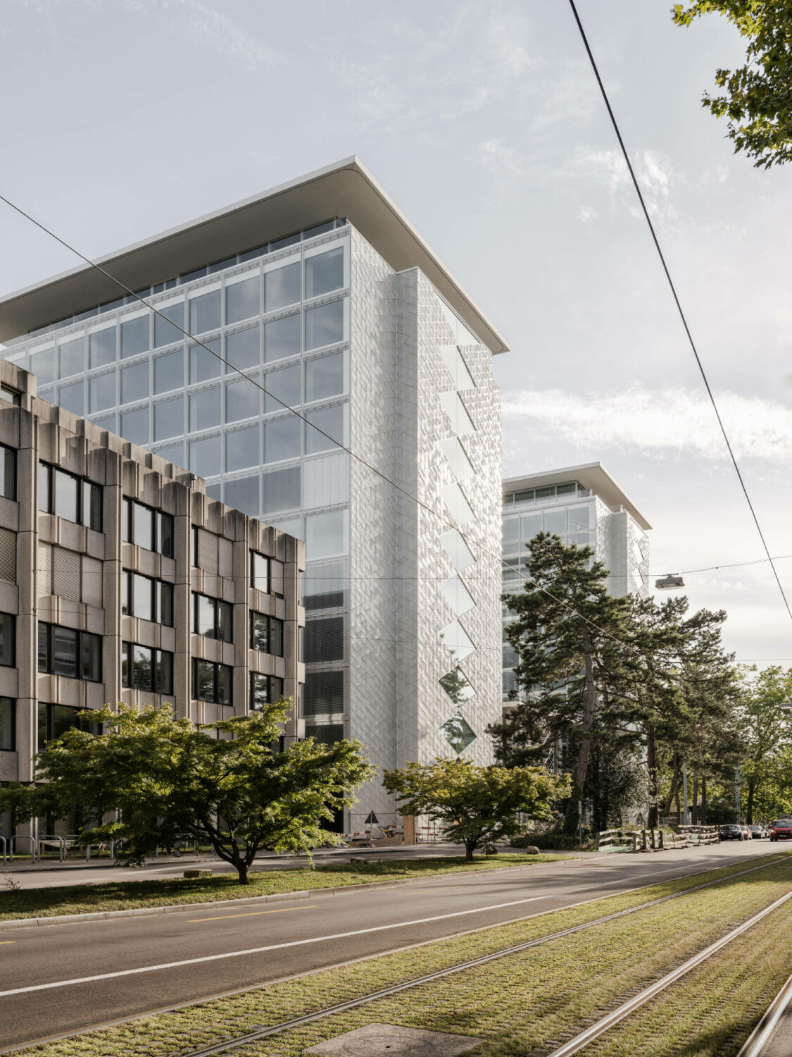 Der Bestandsturm ist heute kaum vom Neubau zu unterscheiden, denn er erhielt eine neue Fassade.