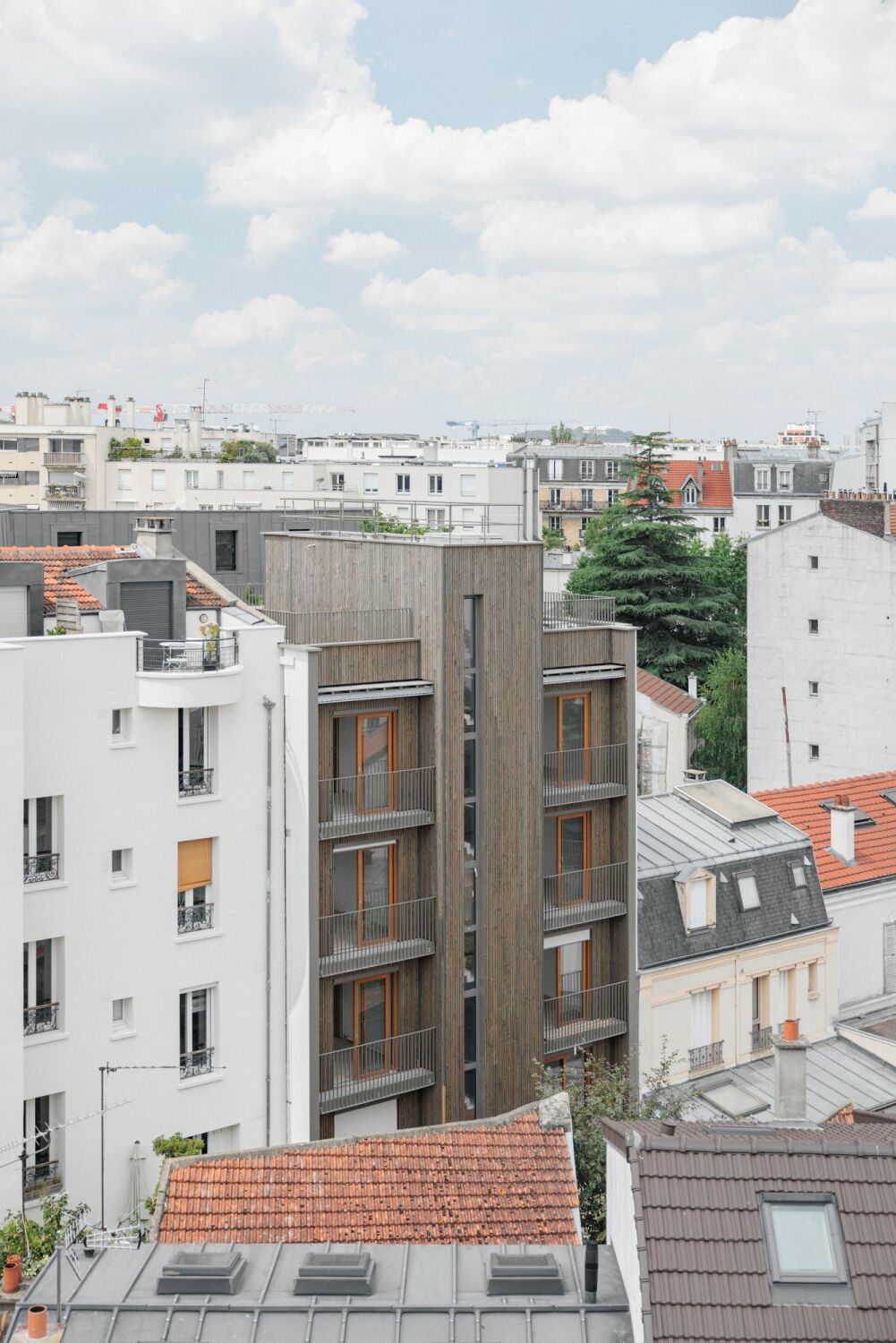 Die hofseitige Fassade weist eine Holzbekleidung auf.