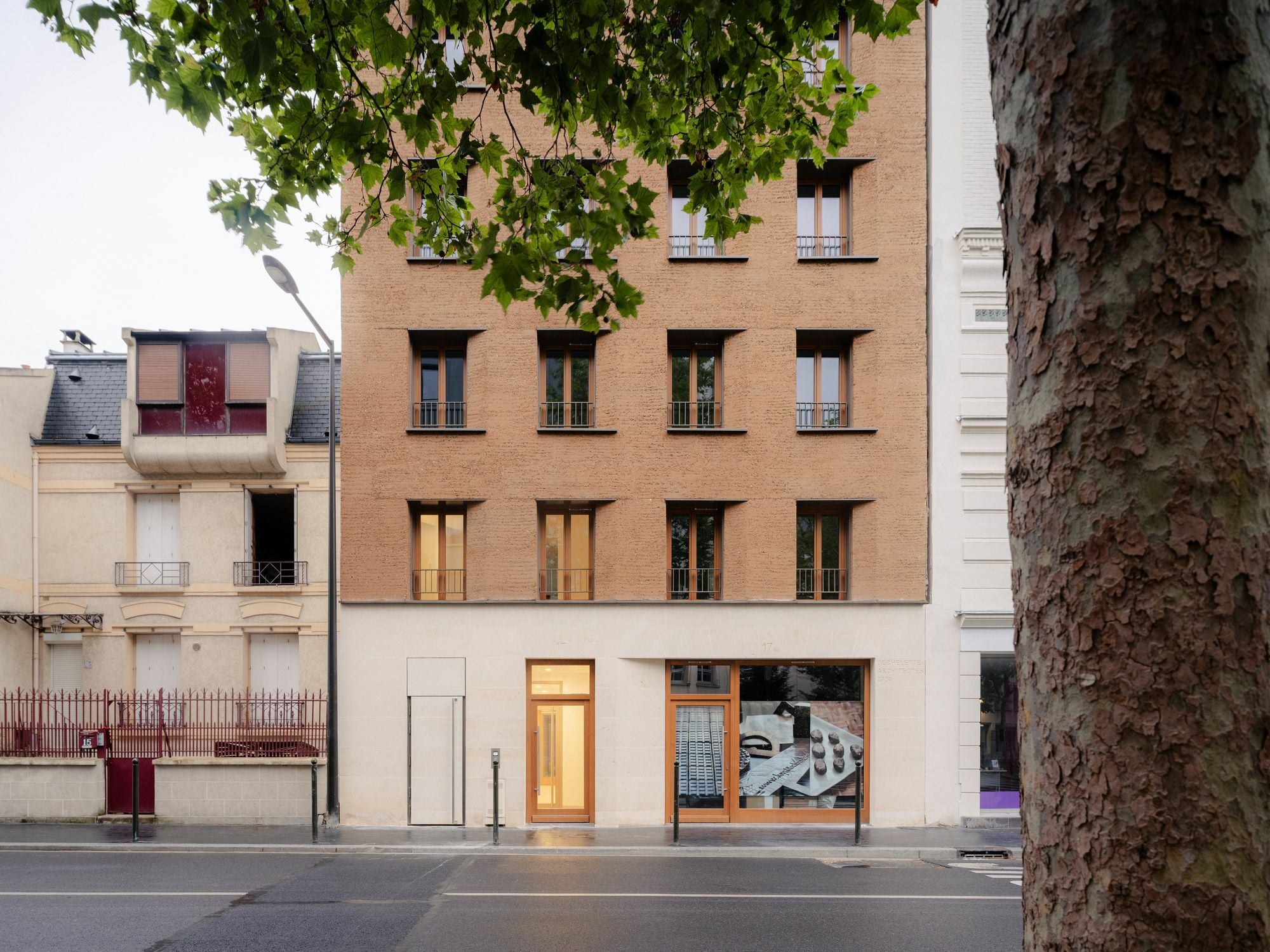 Der fünfgeschossige Bau an der Rue Quatre Cheminées 17 in Boulogne-Billancourt zeugt von einem mutigen und wegweisenden Konzept des jungen Architekturbüros Déchelette Architecture.