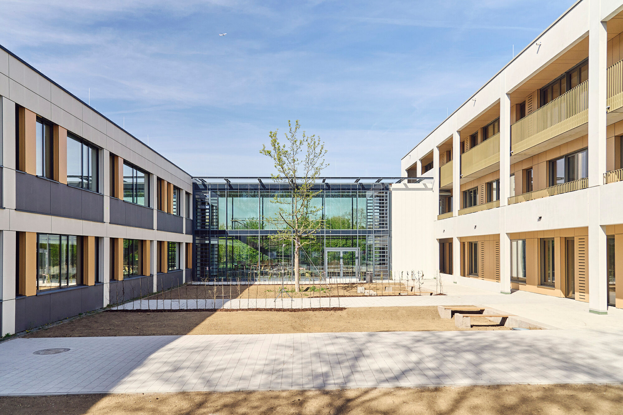 Ein verglaster Verbindungsbau schließt nahtlos an Bestand und Neubau an.