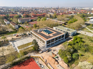 Der kompakte, energieeffiziente Baukörper des neuen Hauptgebäudes der Bertolt-Brecht-Schule fügt sich harmonisch in den Bürgerpark Nord ein.