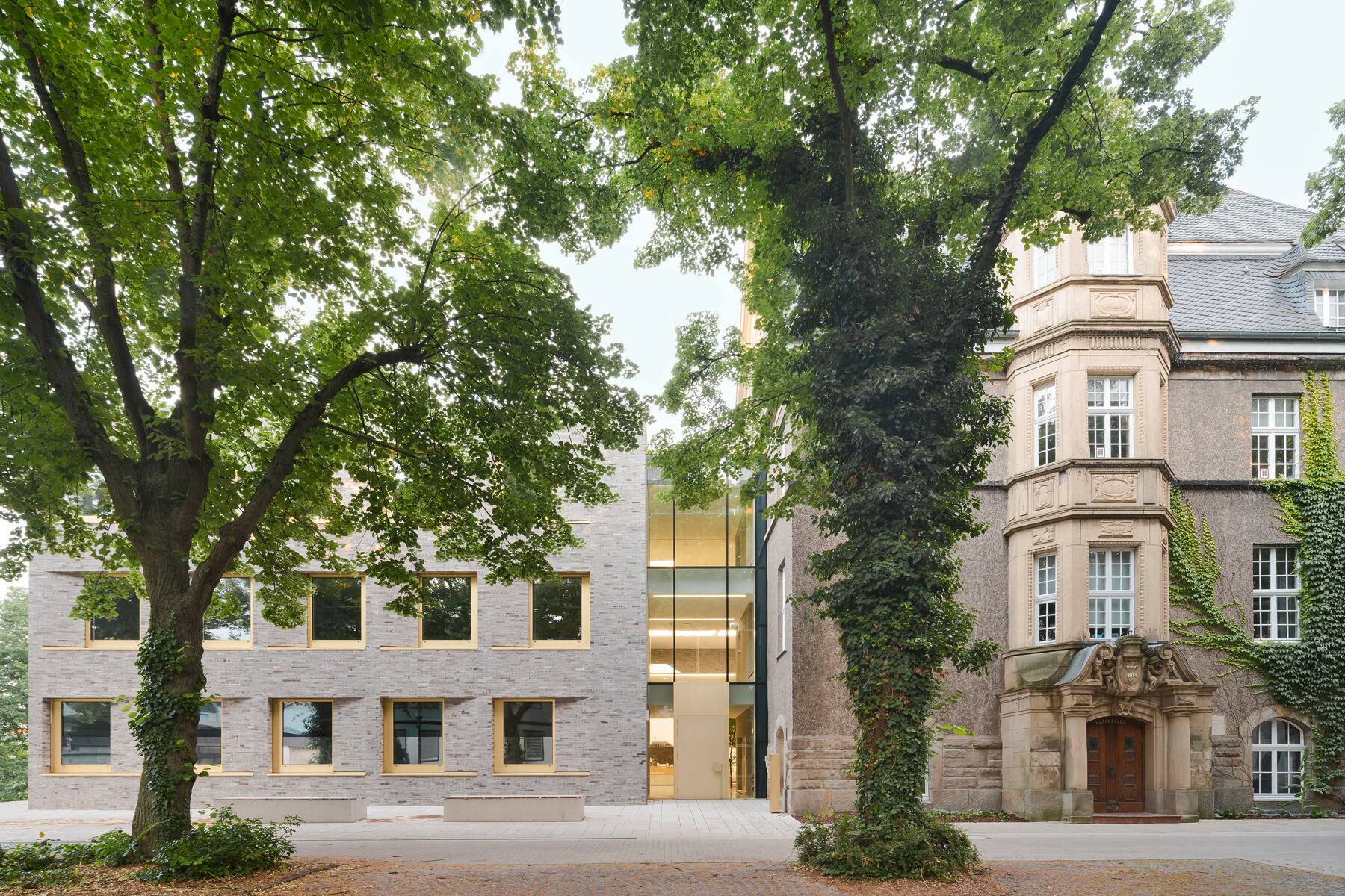 Das historische Bestandsgebäude bleibt als eigenständiger Baukörper klar ablesbar. 