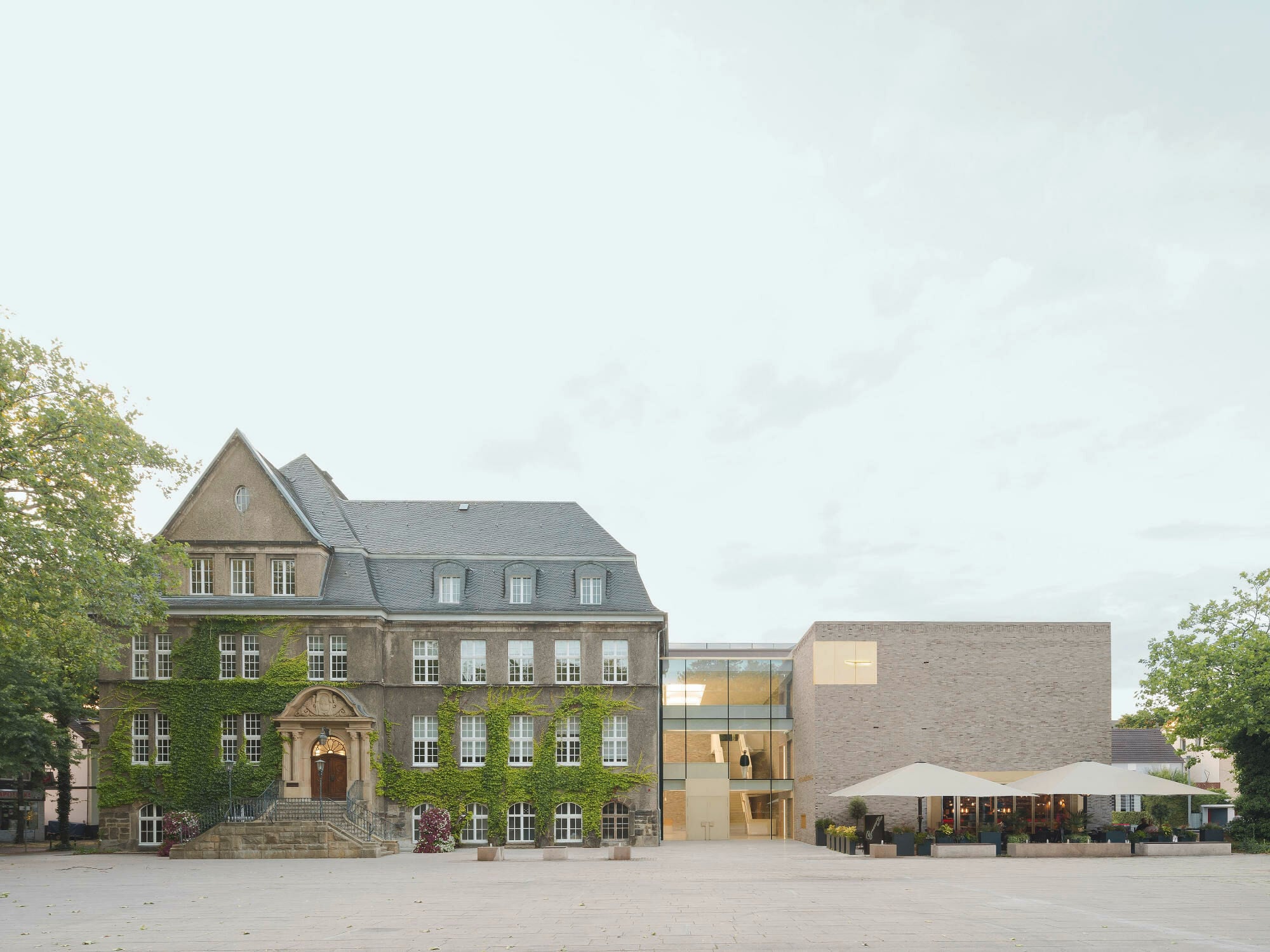 Mit der Erweiterung des historischen Rathauses in Holzwickede wurde nicht nur zusätzlicher Raum geschaffen, sondern zugleich eine städtebauliche Neuordnung des Marktplatzes erreicht. 