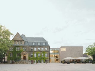 Mit der Erweiterung des historischen Rathauses in Holzwickede wurde nicht nur zusätzlicher Raum geschaffen, sondern zugleich eine städtebauliche Neuordnung des Marktplatzes erreicht. 
