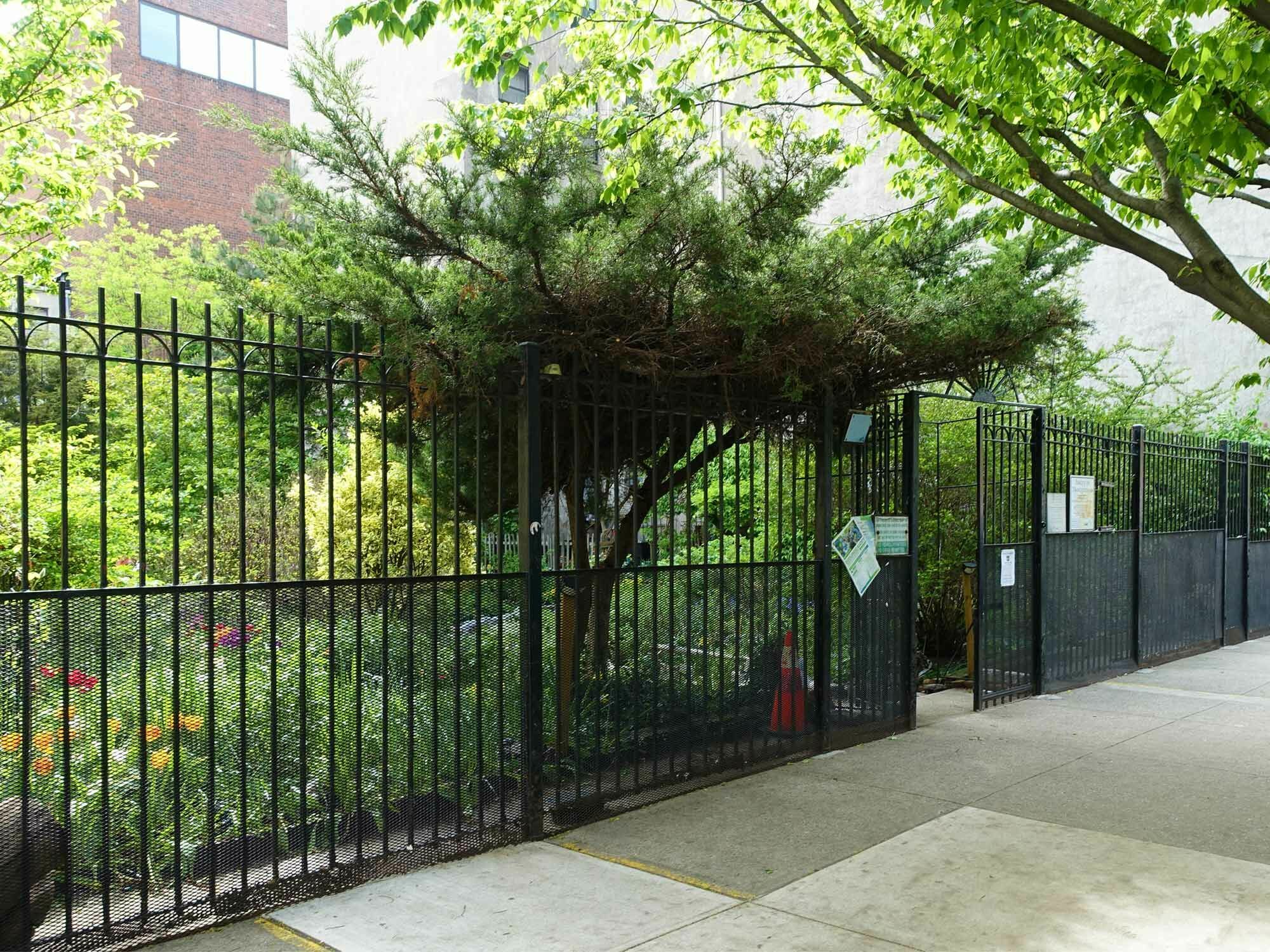 Hortus conclusus ist ein lateinischer Ausdruck und bedeutet übersetzt geschlossener oder vielmehr verschlossener Garten. Trotz der wörtlichen Übersetzung handelt es sich nicht um einen physischen Garten sondern um ein religiöses Symbol. 