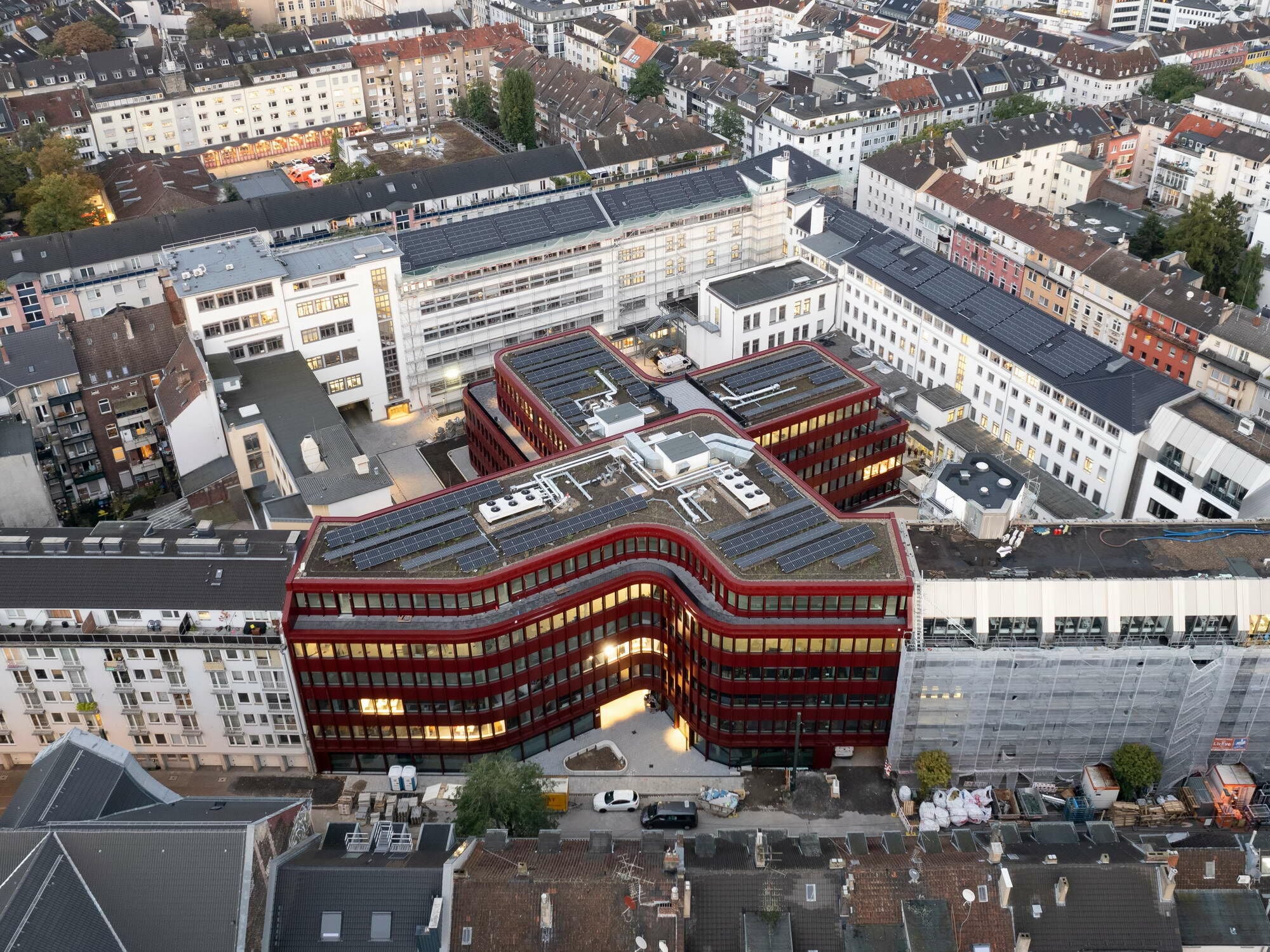 Die Kubatur des Büroneubaus basiert auf einem X-förmigen Grundriss, von dem zwei Schenkel den Blockrand aufspannen und die anderen beiden diagonal in den rückwärtigen Hof hineinwachsen.
