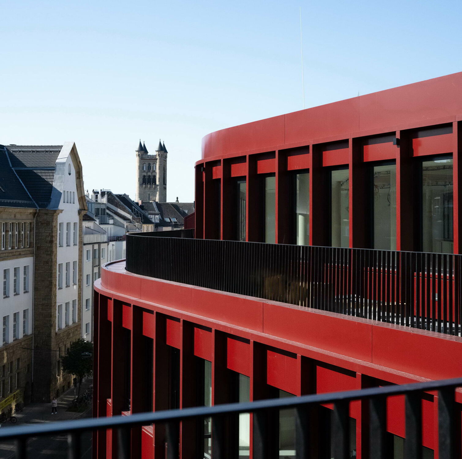 Das oberste Geschoss ist als Staffelgeschoss ausgebildet, als Reaktion auf die Nachbargebäude, die ebenfalls ein Staffelgeschoss haben.