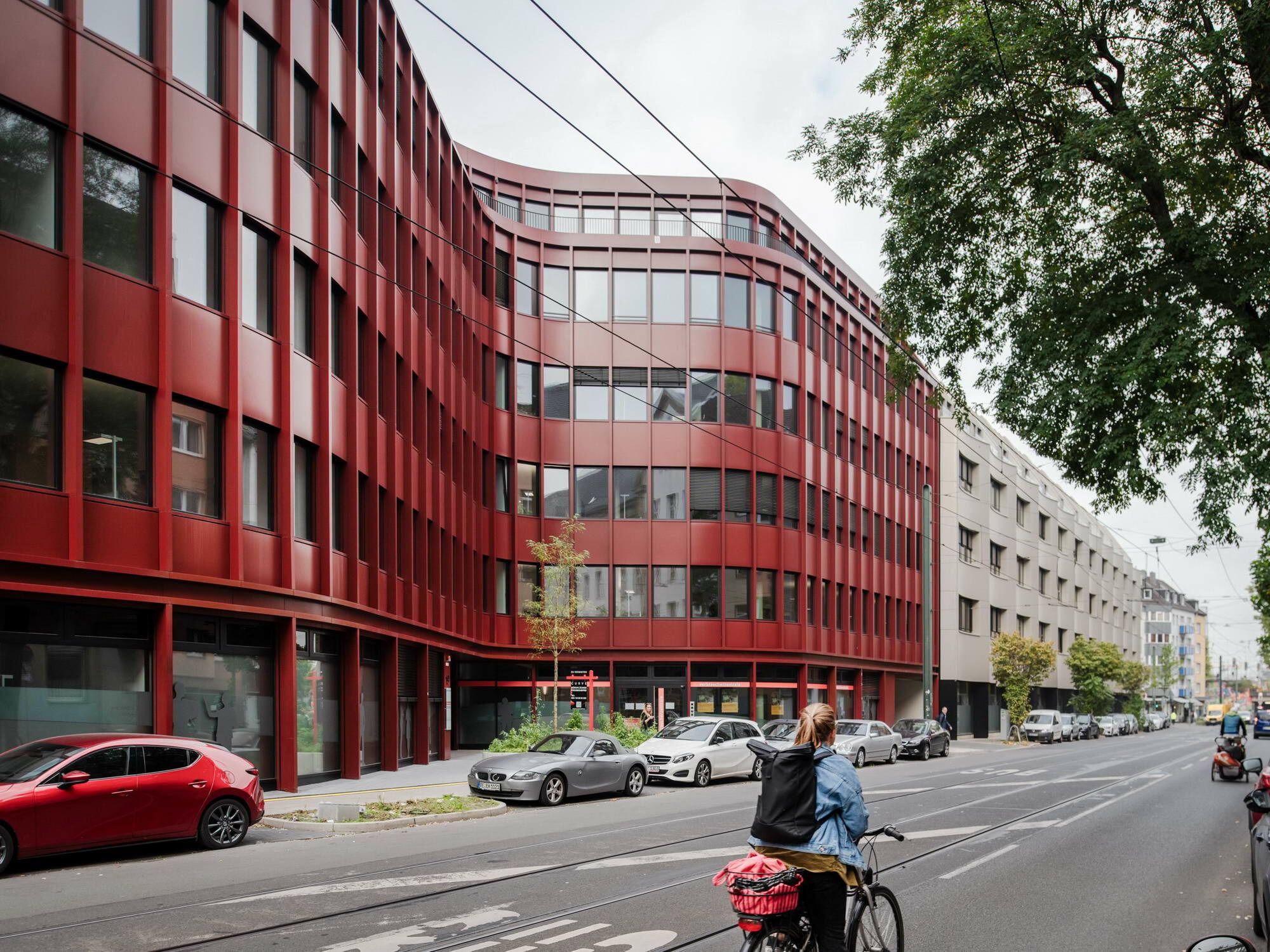 Mitten in der Düsseldorfer City haben JSWD Architekten eine Baulücke mit einem auffälligen Neubau geschlossen.