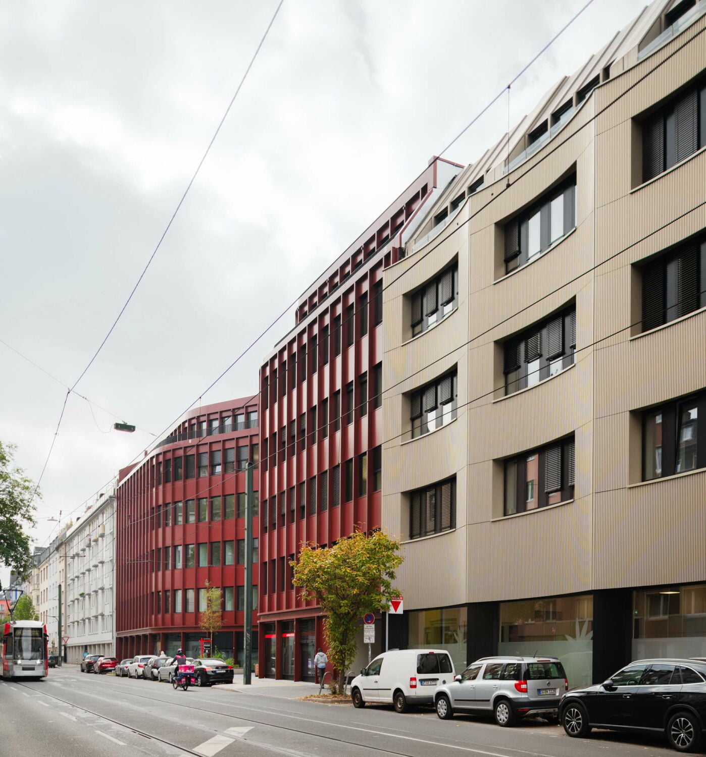 Eine Herausforderung war es, mit dem Neubau einen sinnfälligen Übergang zwischen den sehr unterschiedlichen Nachbargebäuden herzustellen.