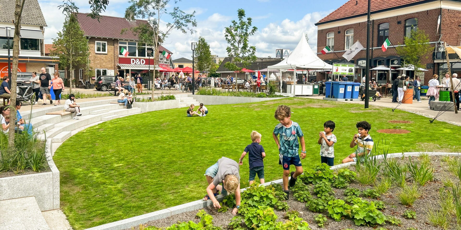 Die Freiraumgestaltung stammt von OKRA Landschaftsarchitekten, das Regenwassermanagement entwickelte das Unternehmen ACO.