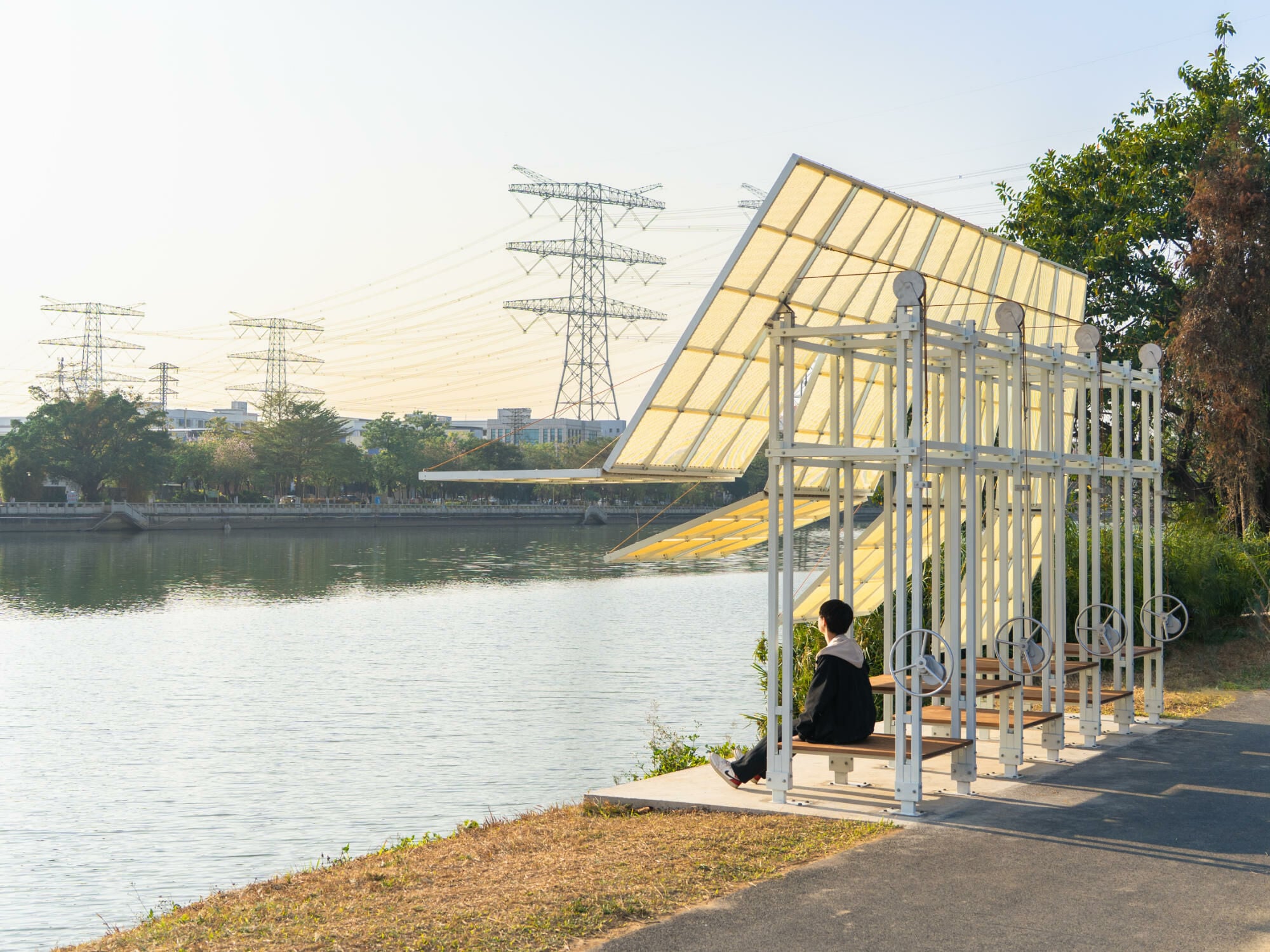 Flipmod ist ein modulares, manuell betriebenes Beschattungssystem für hitzegeplagte Stadträume.