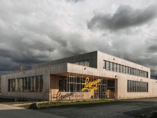 Der von Julia Kick Architekten geplante, kompakte Holzbau bündelt Produktion, Lagerung, Verwaltung und Verkauf.