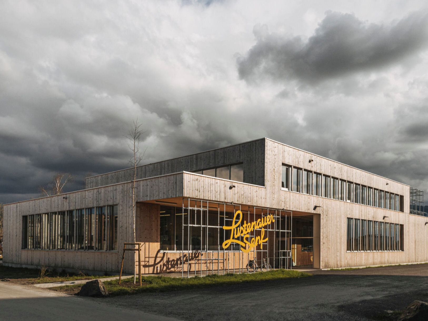 Der von Julia Kick Architekten geplante, kompakte Holzbau bündelt Produktion, Lagerung, Verwaltung und Verkauf.