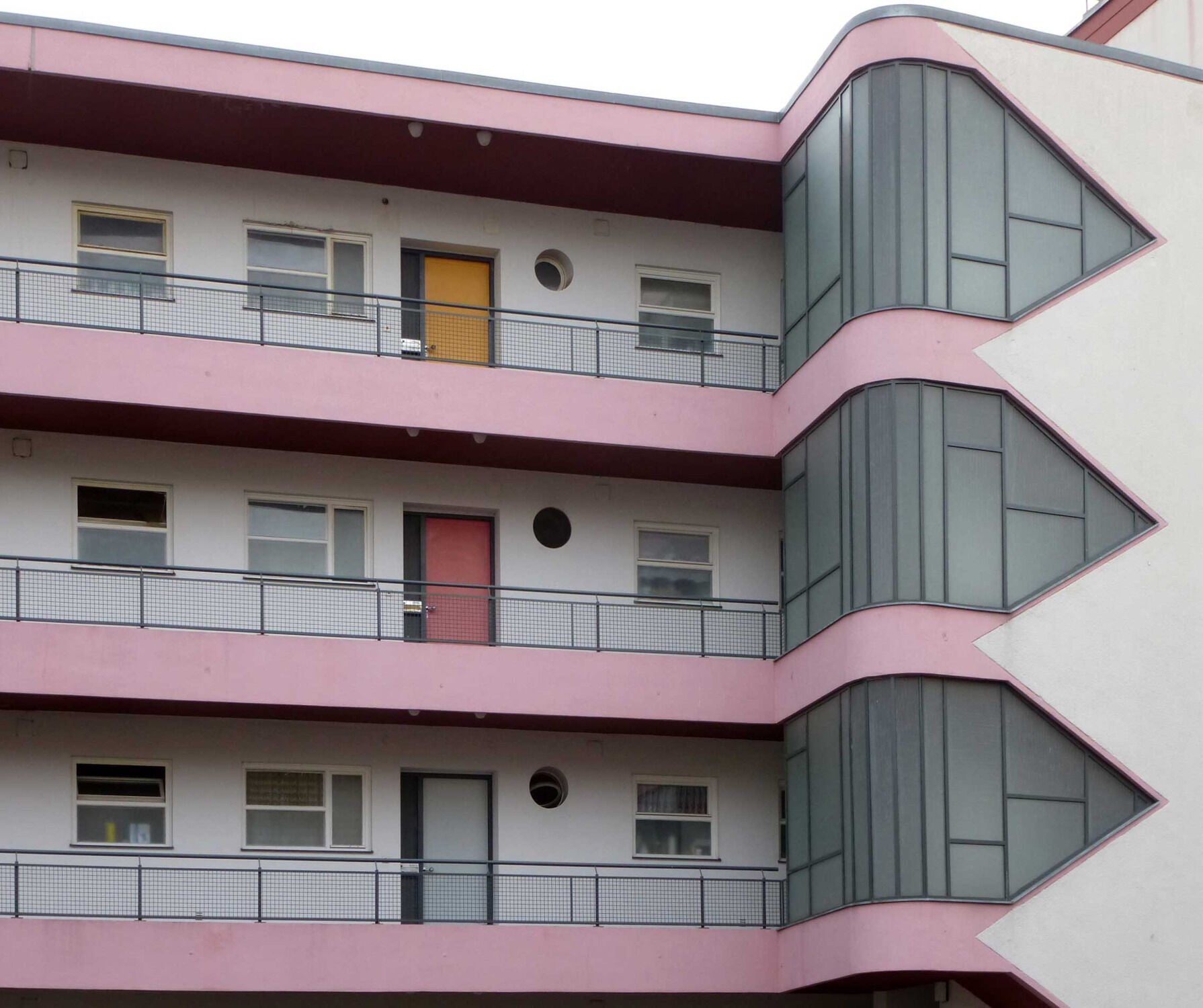 Laubengänge an einem von Hans Scharoun entworfenen Wohnhaus in der Berliner Siemensstadt