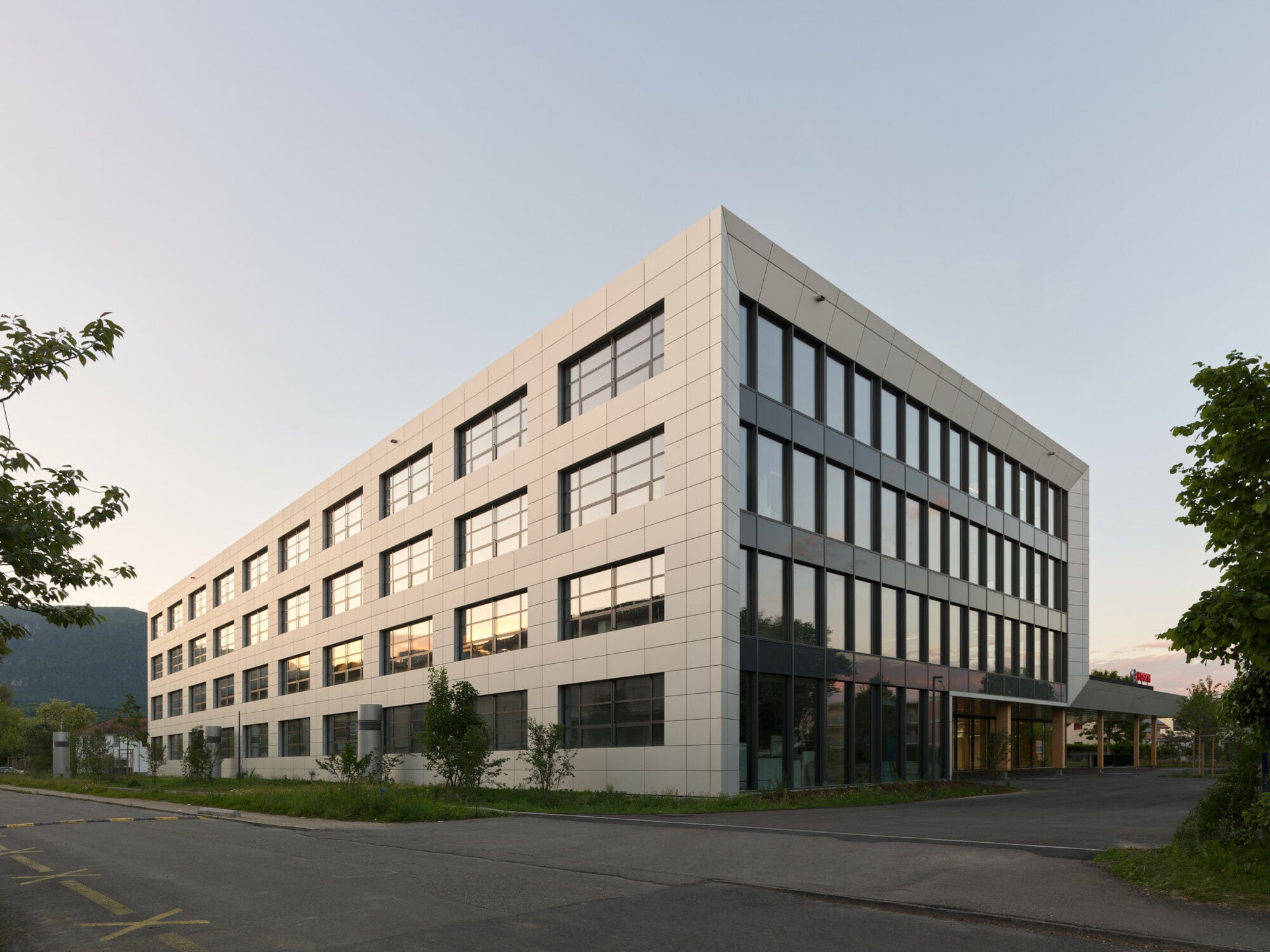 Die Architektur dazu entwarf das Berner Büro Itten+Brechbühl, die das Projekt auch als Generalplaner betreuten.