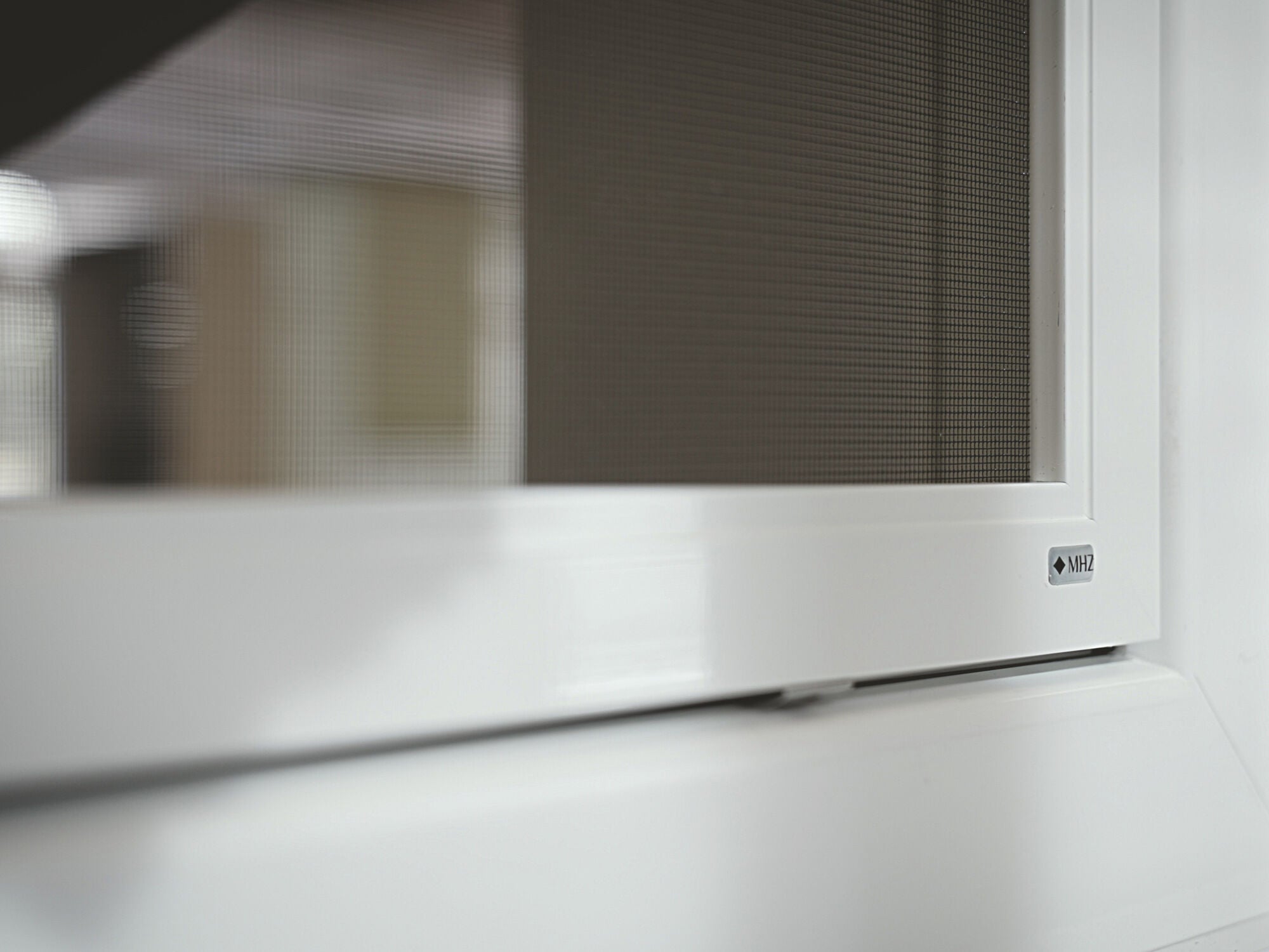 Der Hersteller MHZ hat mit Isifix ein System entwickelt, das sich flexibel und komfortabel in verschiedene Fenstertypen einsetzen lässt und dabei kaum auffällt.