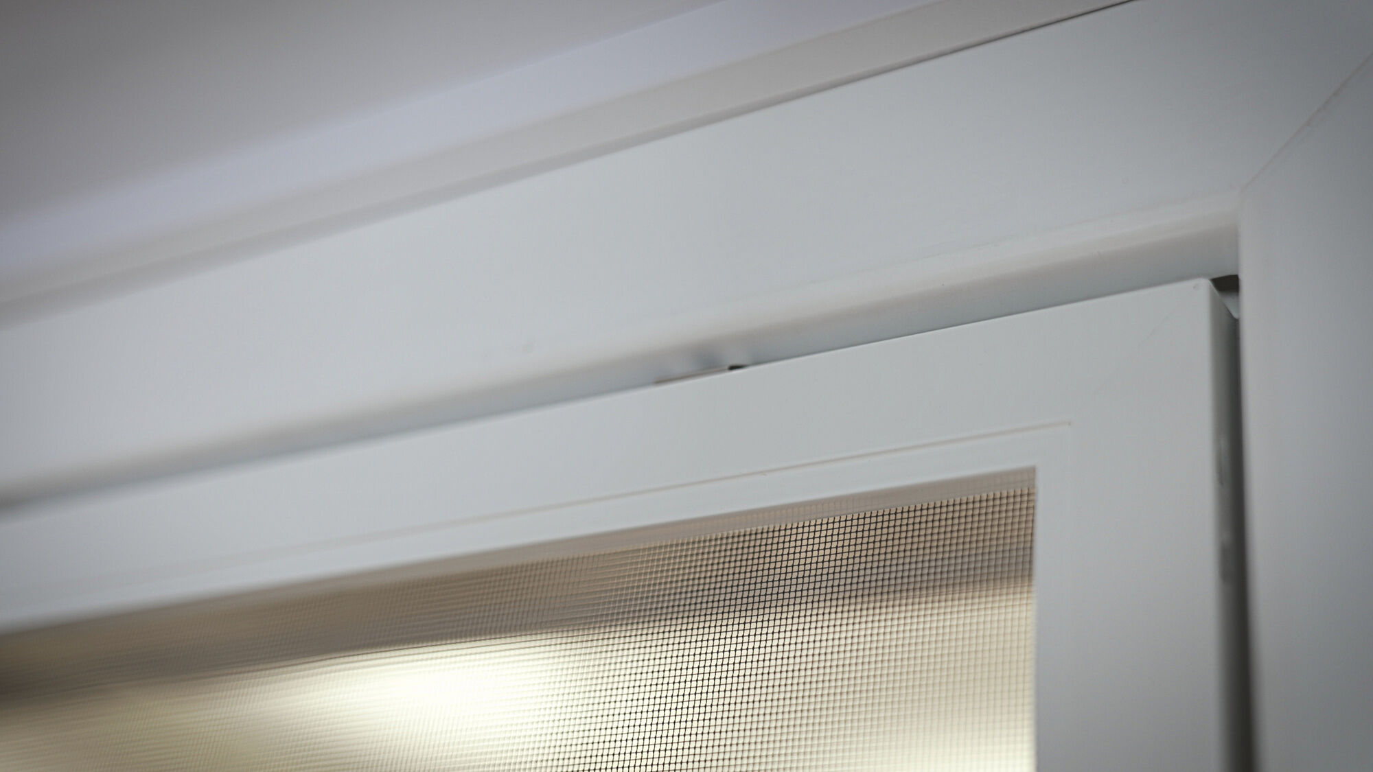 Die spezielle Profilgeometrie des Rahmens reduziert den Spalt zum Fenster auf ein Minimum.