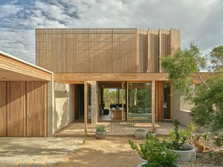 Im australischen Point Lonsdale realisierte Field Office Architecture ein altersgerechtes Wohnhaus.