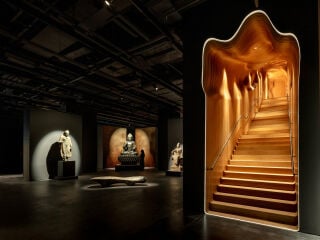 Einen Treppentunnel als philosophische Skulptur, das gibt es im Sotheby's Maison in Hongkong.