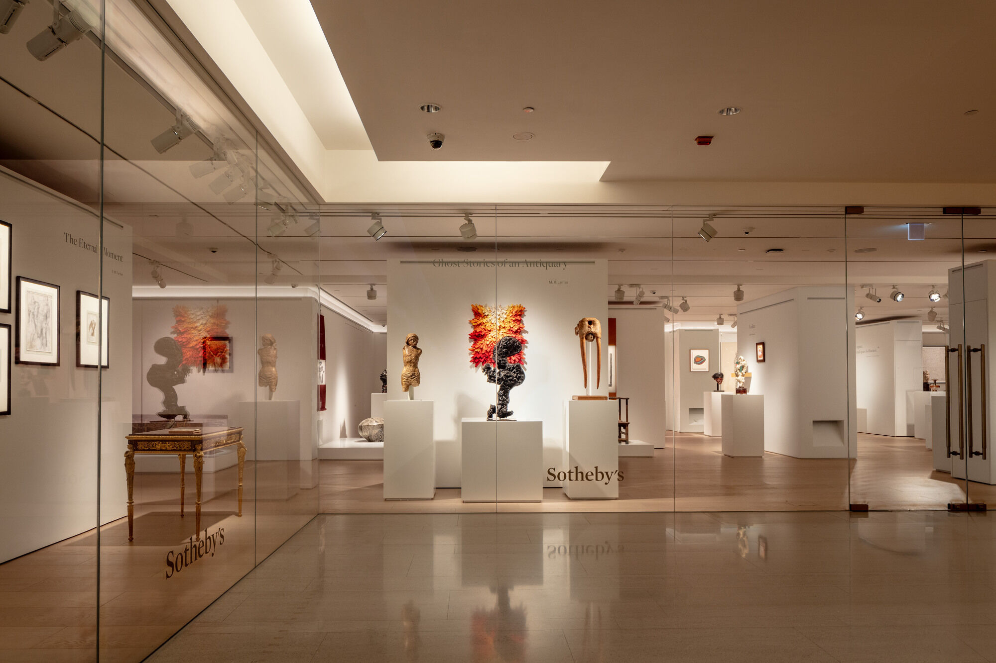Die obere Eingangsebene ist hell und zeigt hinter Glas und für jeden sichtbar die Schätze, die Sotheby's anbietet.