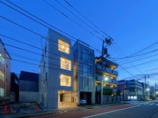 Wie ein schmaler Betonkeil steht Cuadro Nakano North im dichten Stadtraum von Tokio und macht aus baurechtlicher Enge eine skulpturale Figur.