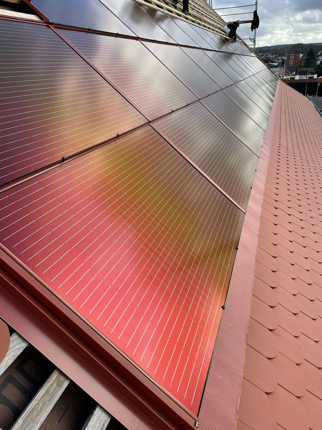 Mit einer Gesamtleistung von 66 Kilowatt Peak produziert sie 90 Prozent des Stroms, den eine klassische PV-Dachanlage mit unbeschichteten Gläsern erzeugen würde. 