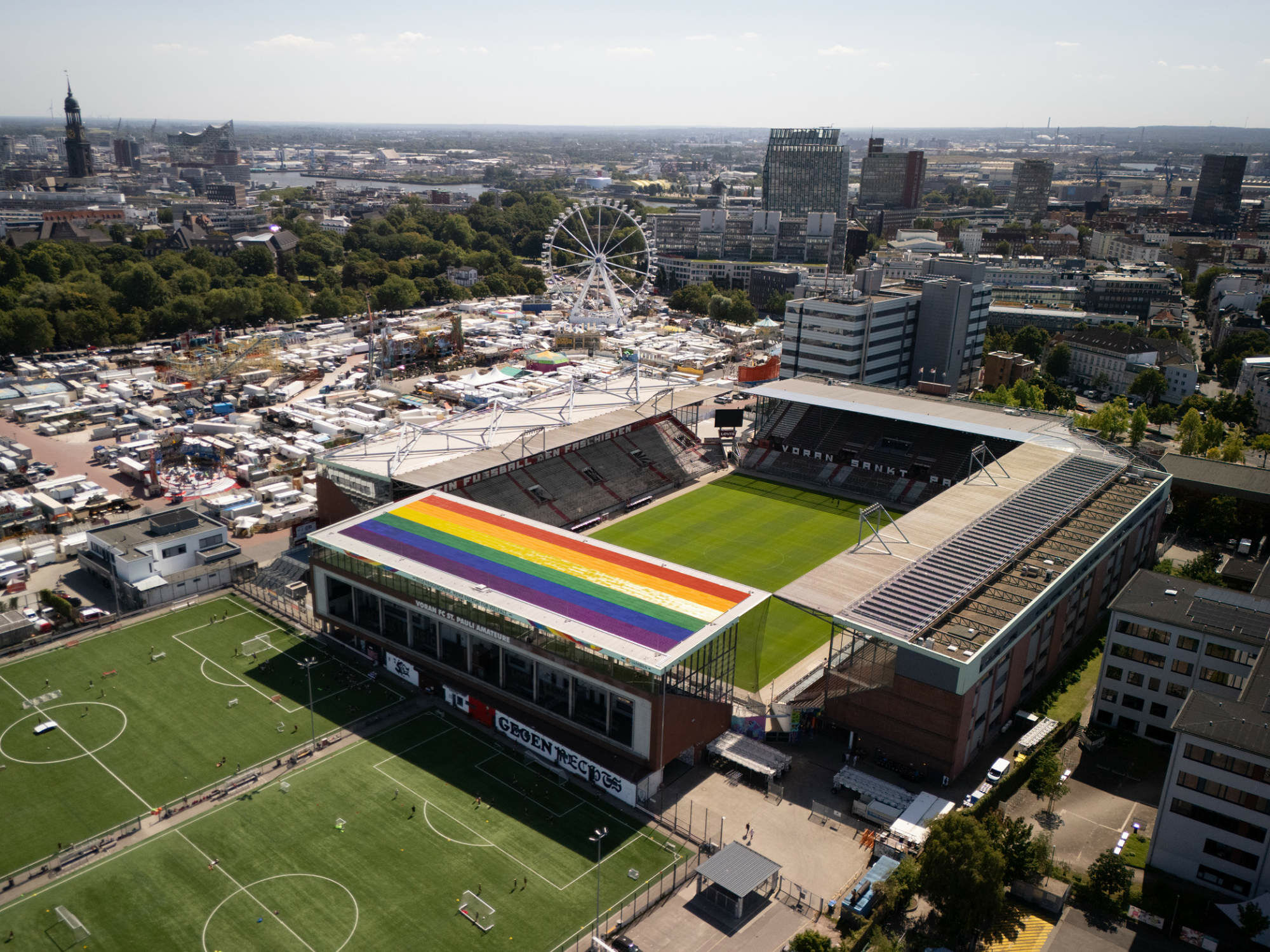 2025 ist die Technologie mit verschiedenen Herstellern und Projekten in der Praxis angekommen, macht aber immer noch Schlagzeilen, wie beim Fußballstadion von Sankt Pauli. 
