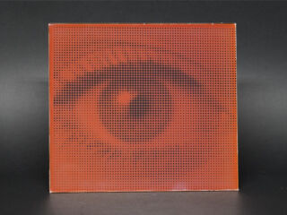 Das fraunhofer ISE erweiterte seine MorphoColor-Technologie um den ShadeCut, der individuelle Muster in Folien mit photonischer Nanostruktur schneiden kann. So lassen sich Solarmodule vielfältig gestalten – ohne Verluste beim Wirkungsgrad.
