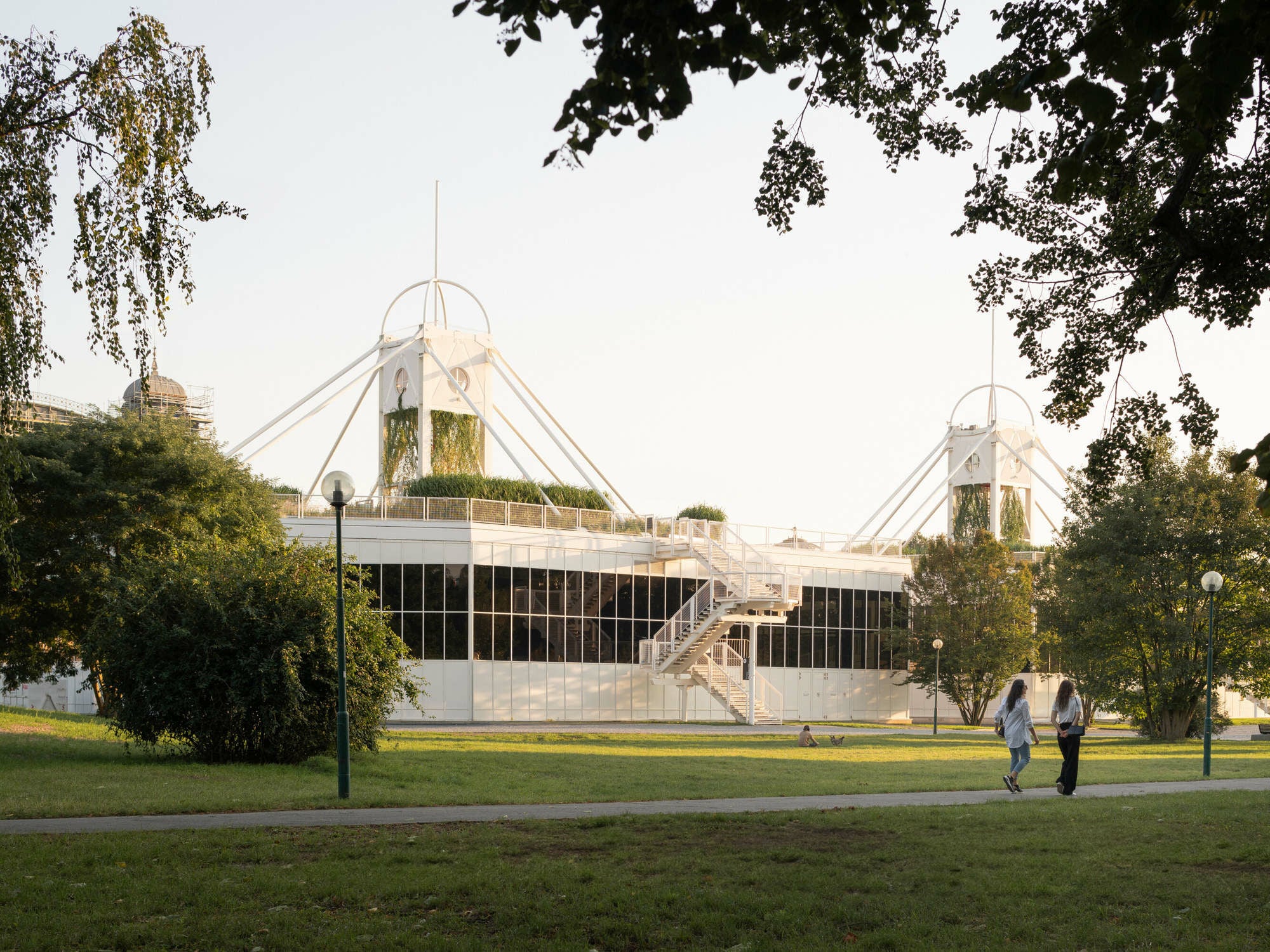 Križík-Pavillons auf dem Prager Messegelände wurden 2024 unter Beteiligung von SOA Architekti umfassend erneuert. Neu ist unter anderem die ausgedehnte Dachbegrünung.