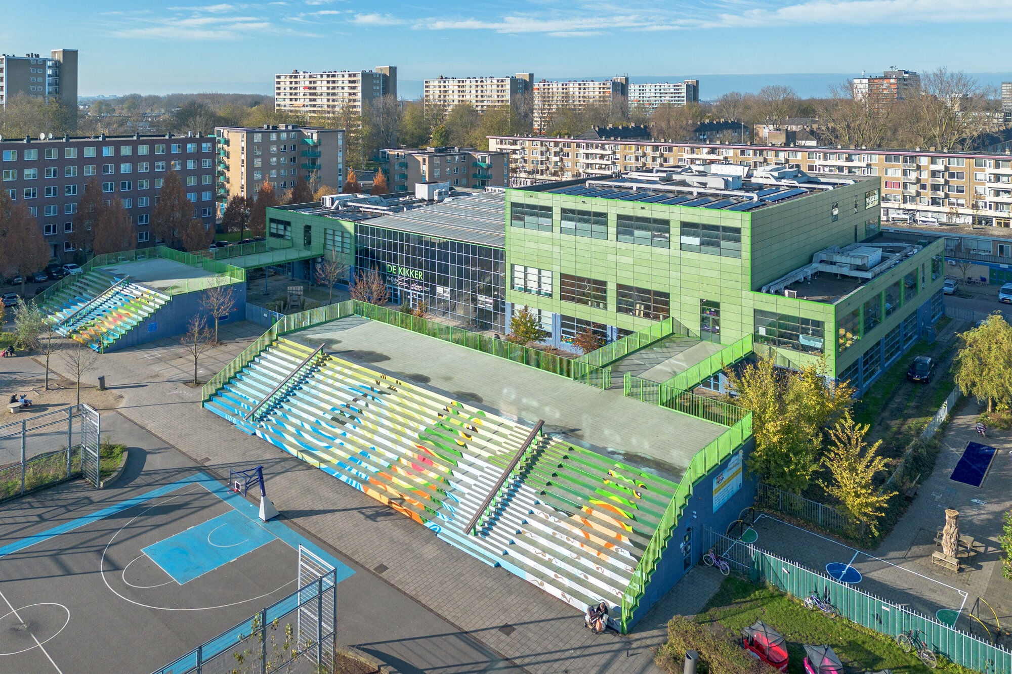 Sie profitierten dabei von ihrer damals weitsichtigen Planung der Schule in Holzskelettbauweise, in der sich jetzt auf dem bestehenden Raster neue Gruppen- und Serviceräume im Atrium bauen ließen.