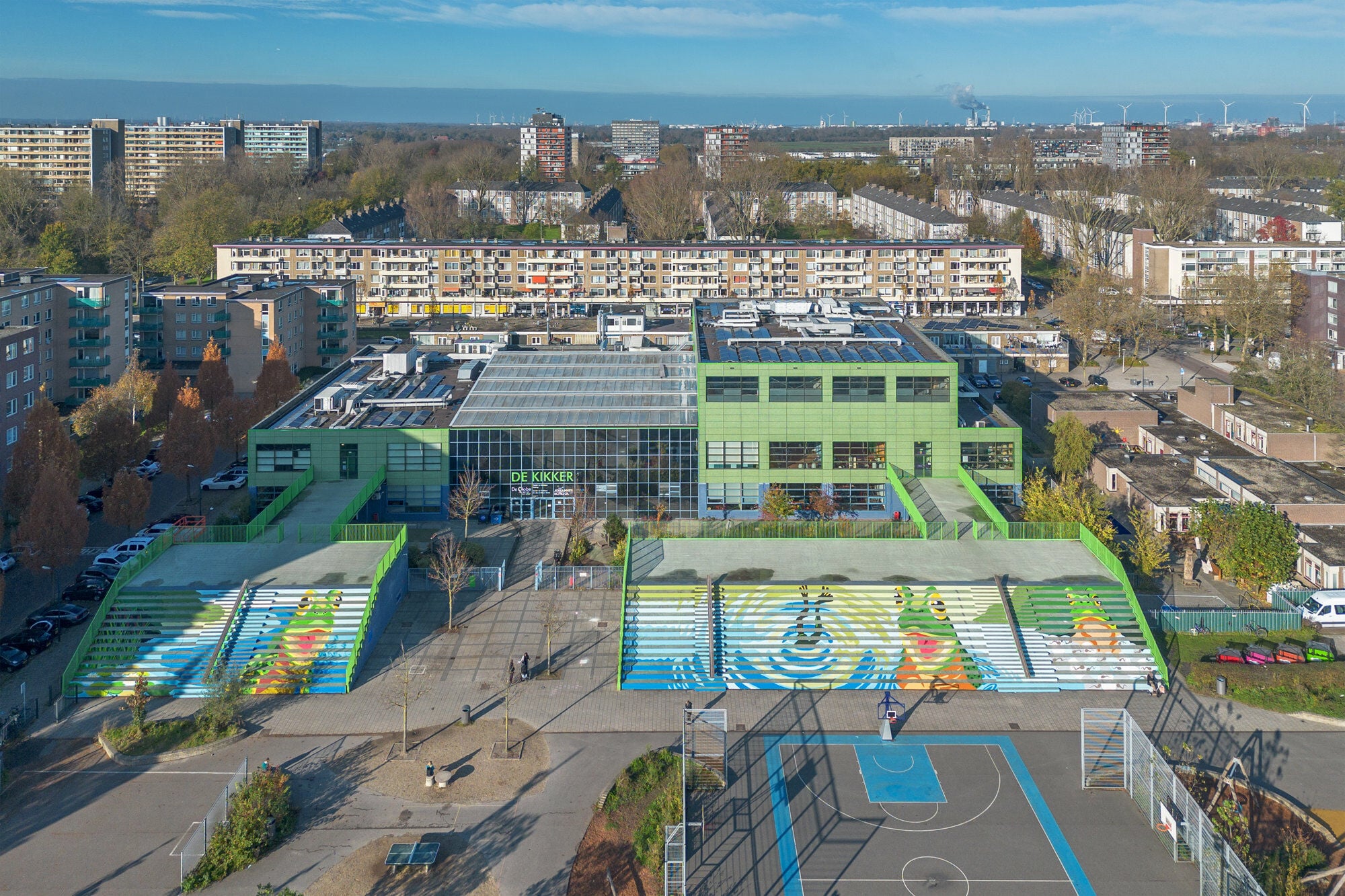 Die Schule hat zudem verschiedene Zugänge, die sich auf mehrere Geschosse und Gebäudeteile verteilen und den Anforderungen des Brandschutzes gerecht werden. Sie ermöglichen aber auch die Belegung des Gebäudes mit voneinander unabhängigen Nutzungen.