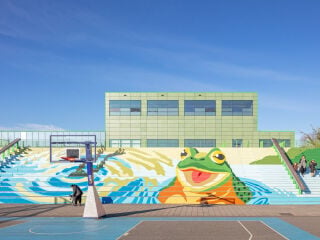 Dok architecten entwarfen das Schulgebäude in Opsdorp vor über zwanzig Jahren, jetzt sanierten sie es und erweiterten den Raum im Innern.